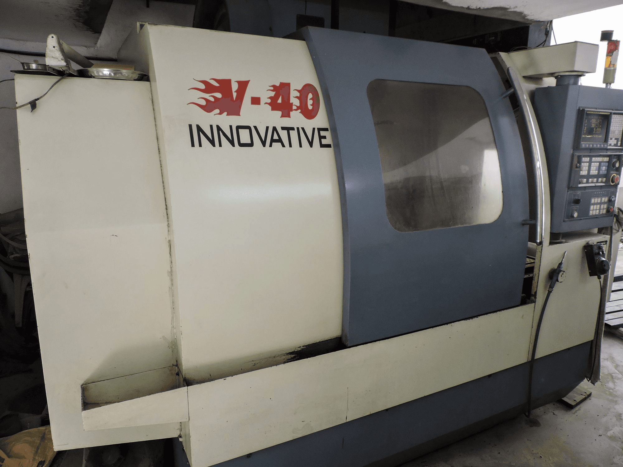 Linke Ansicht der Leadwell V-40 Maschine