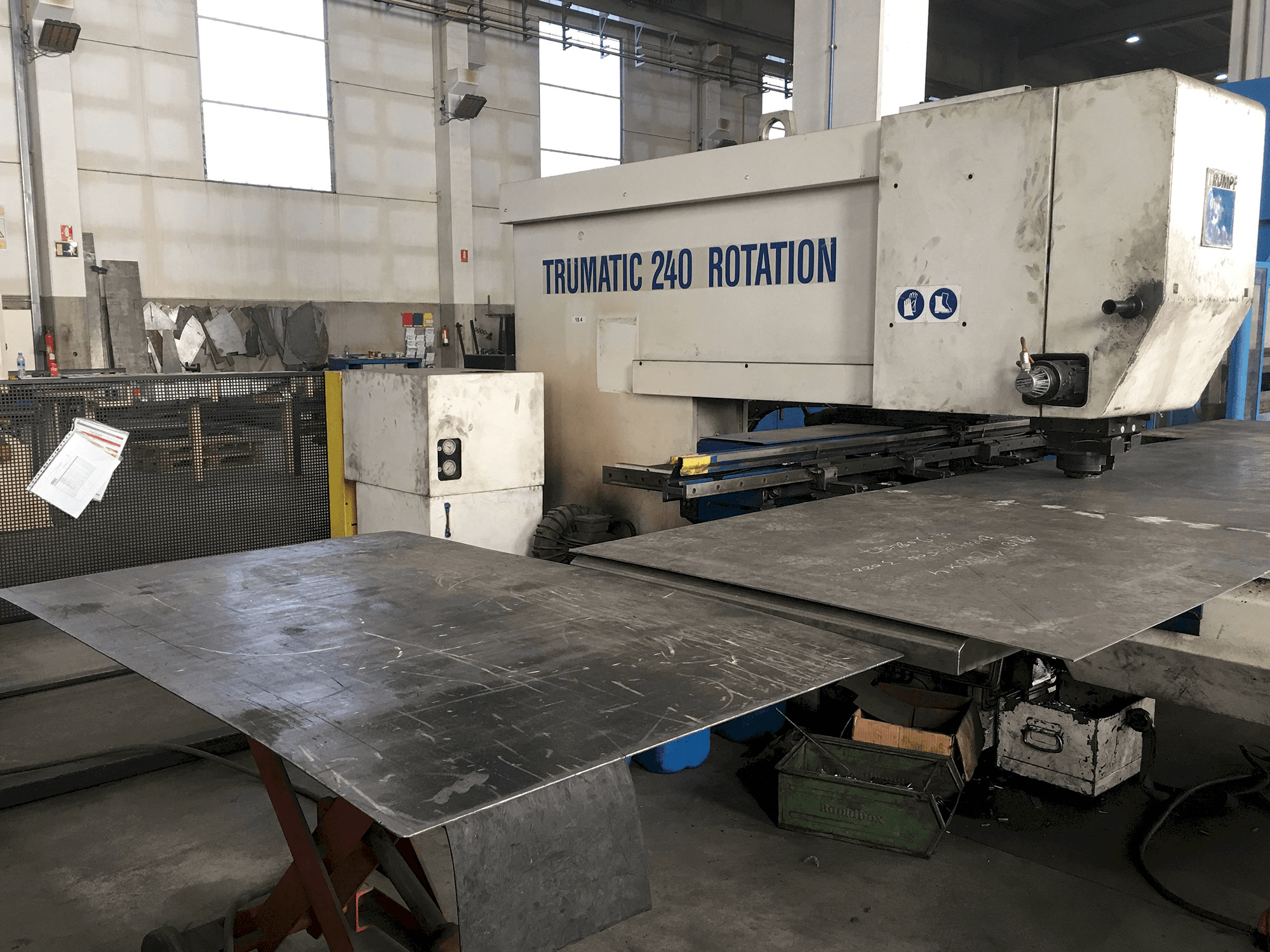 Linke Ansicht der Trumpf Trumatic 240 Maschine