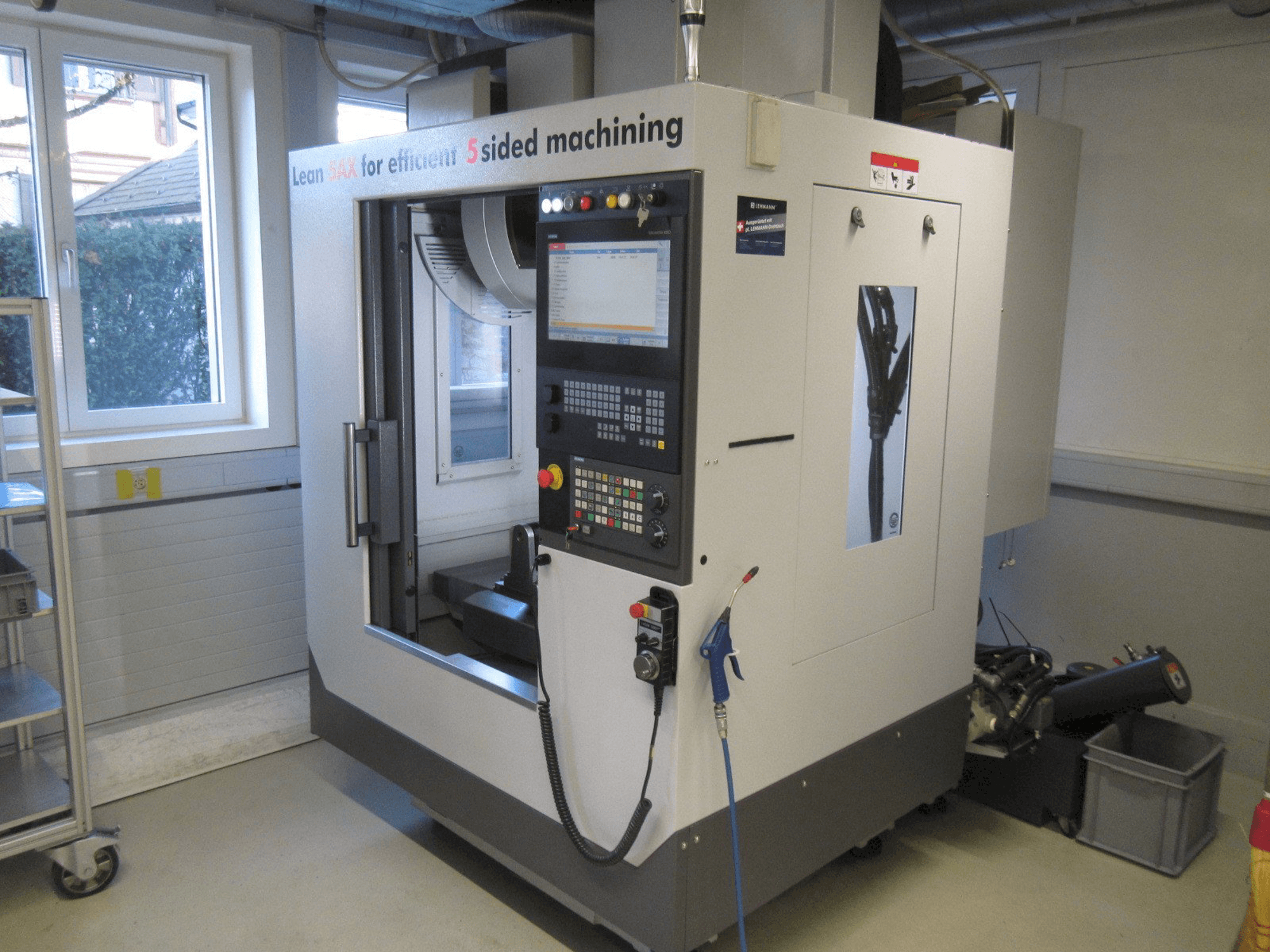 Frontansicht der HARDINGE V480 Maschine