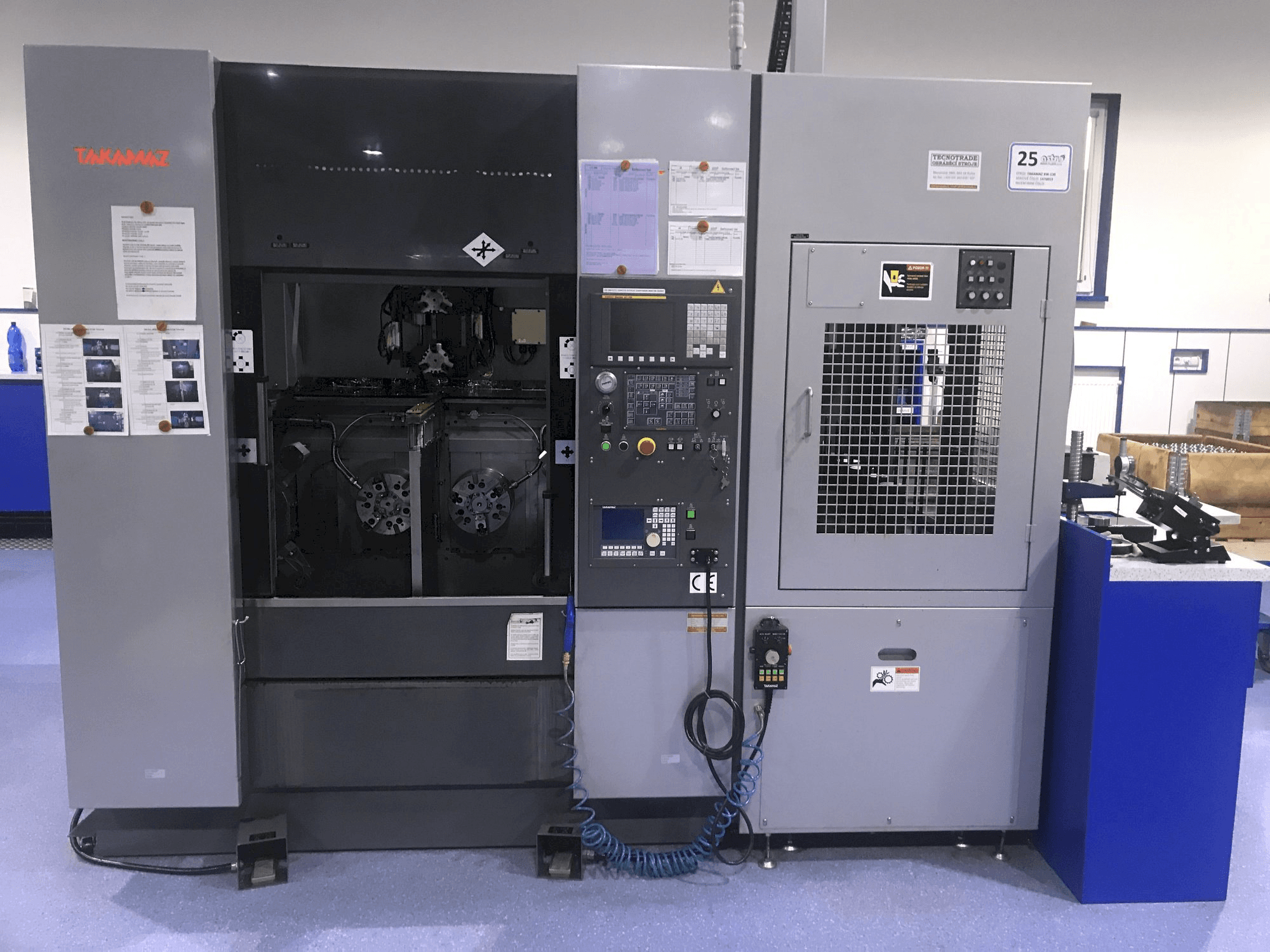 Frontansicht der Takamaz XW-130 Maschine