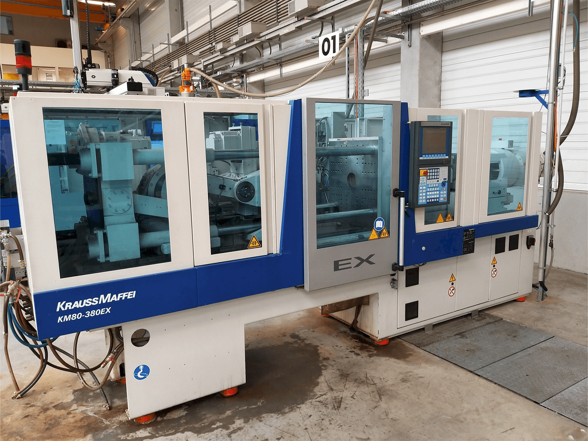 Frontansicht der Krauss Maffei 80-380 Ex Maschine