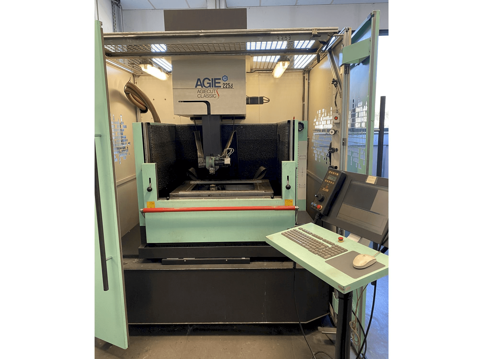 Frontansicht der AGIE Agiecut Classic 3s Maschine