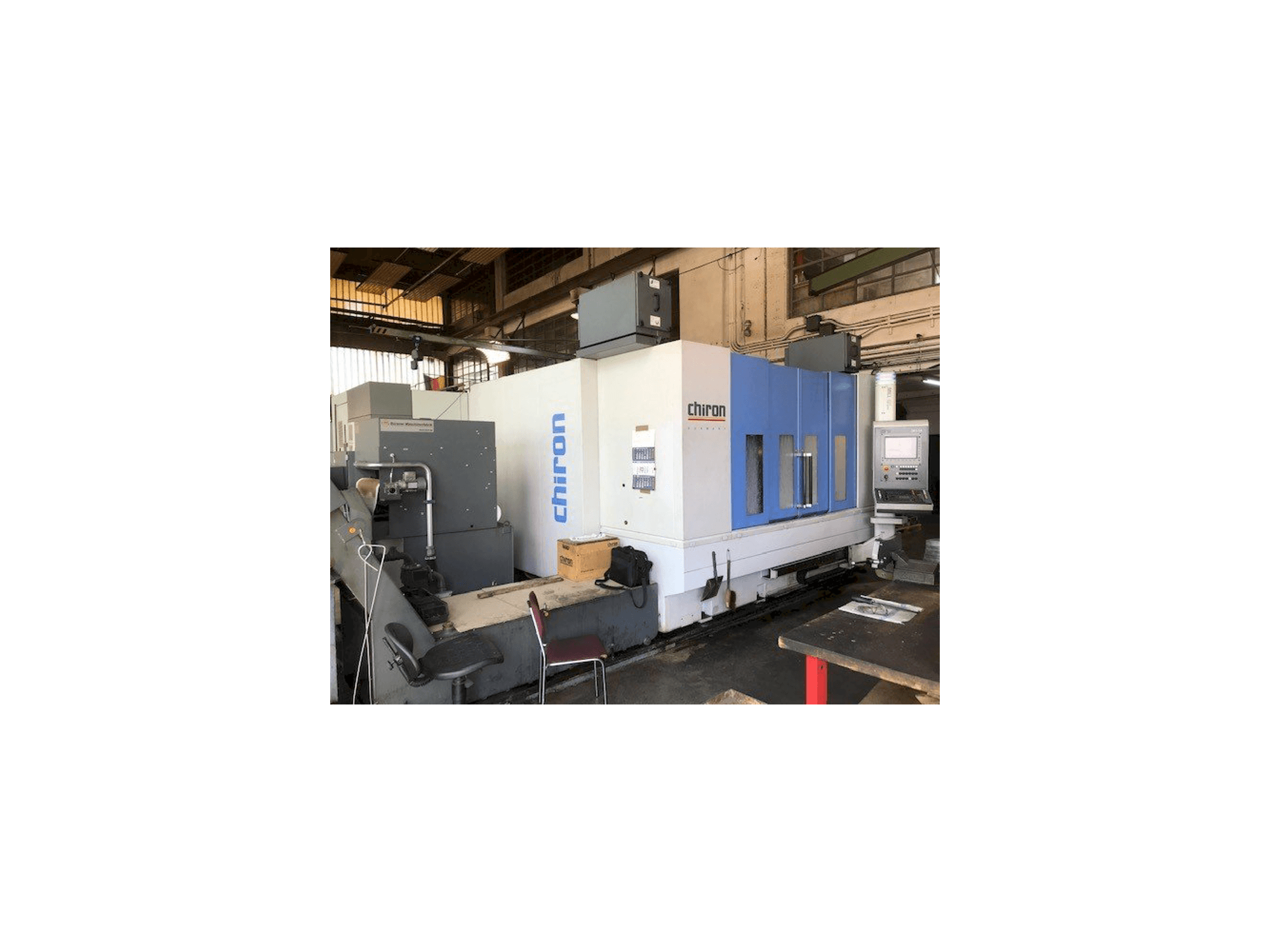 Frontansicht der CHIRON Mill 2000 Maschine