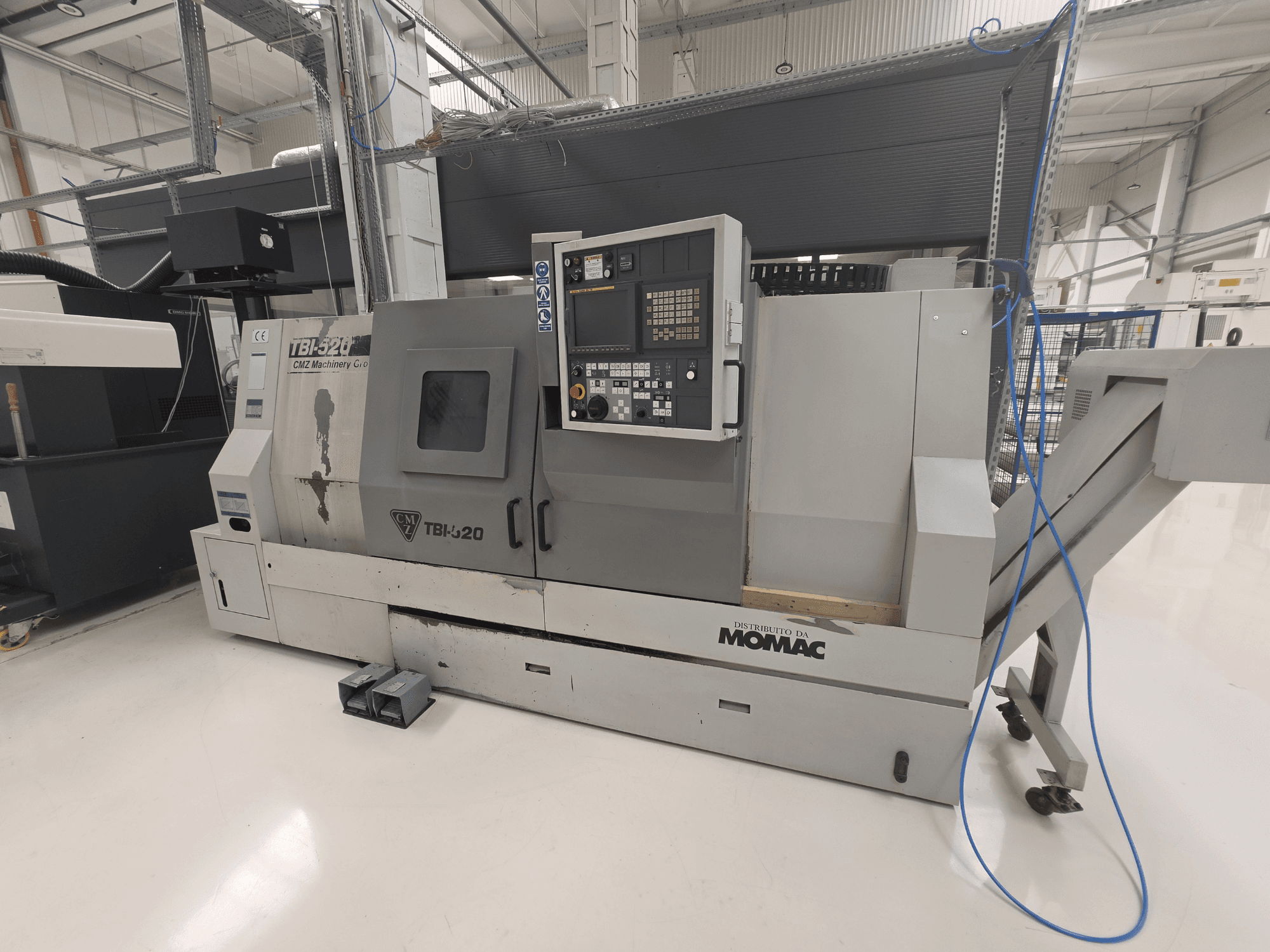 Horizontaldrehmaschine CMZ TBI-520, Seitenansicht, mit Blick auf das Bedienfeld und Details der Maschine in einer aufgeräumten Industrieumgebung.