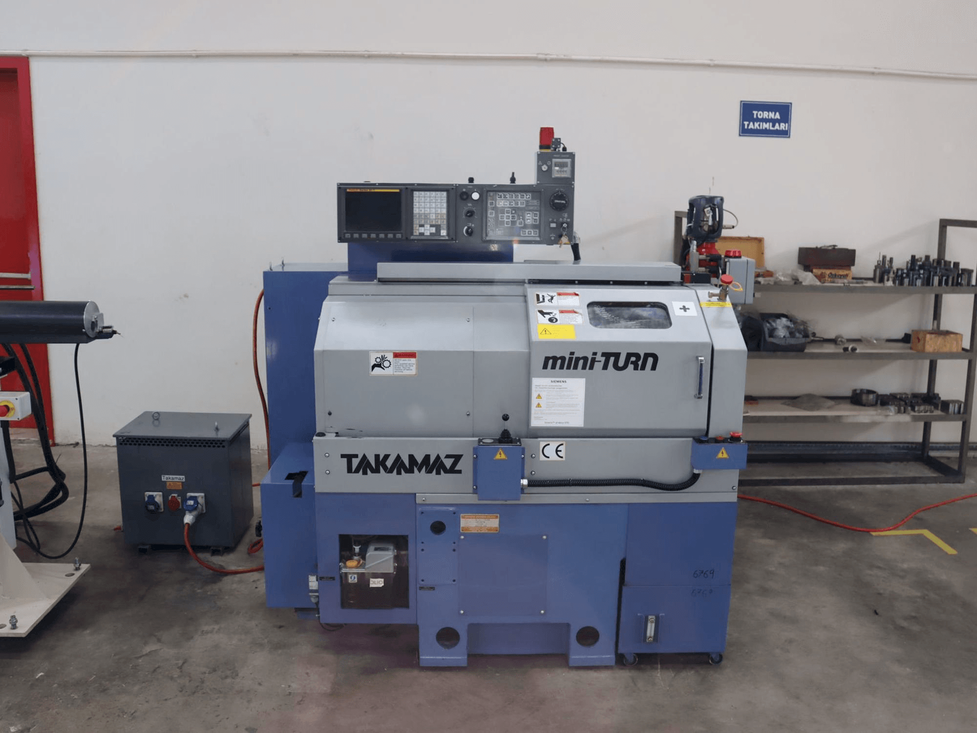 Frontansicht der Takamaz mini-TURN Maschine
