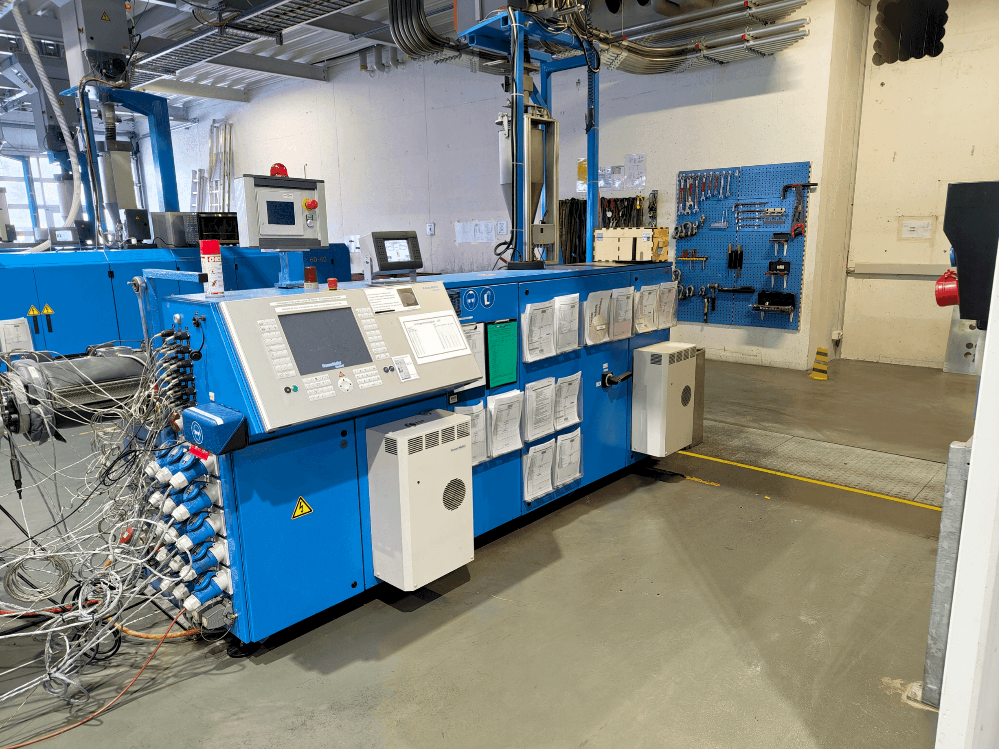 Frontansicht der Krauss Maffei KME 75-36 R AC Maschine