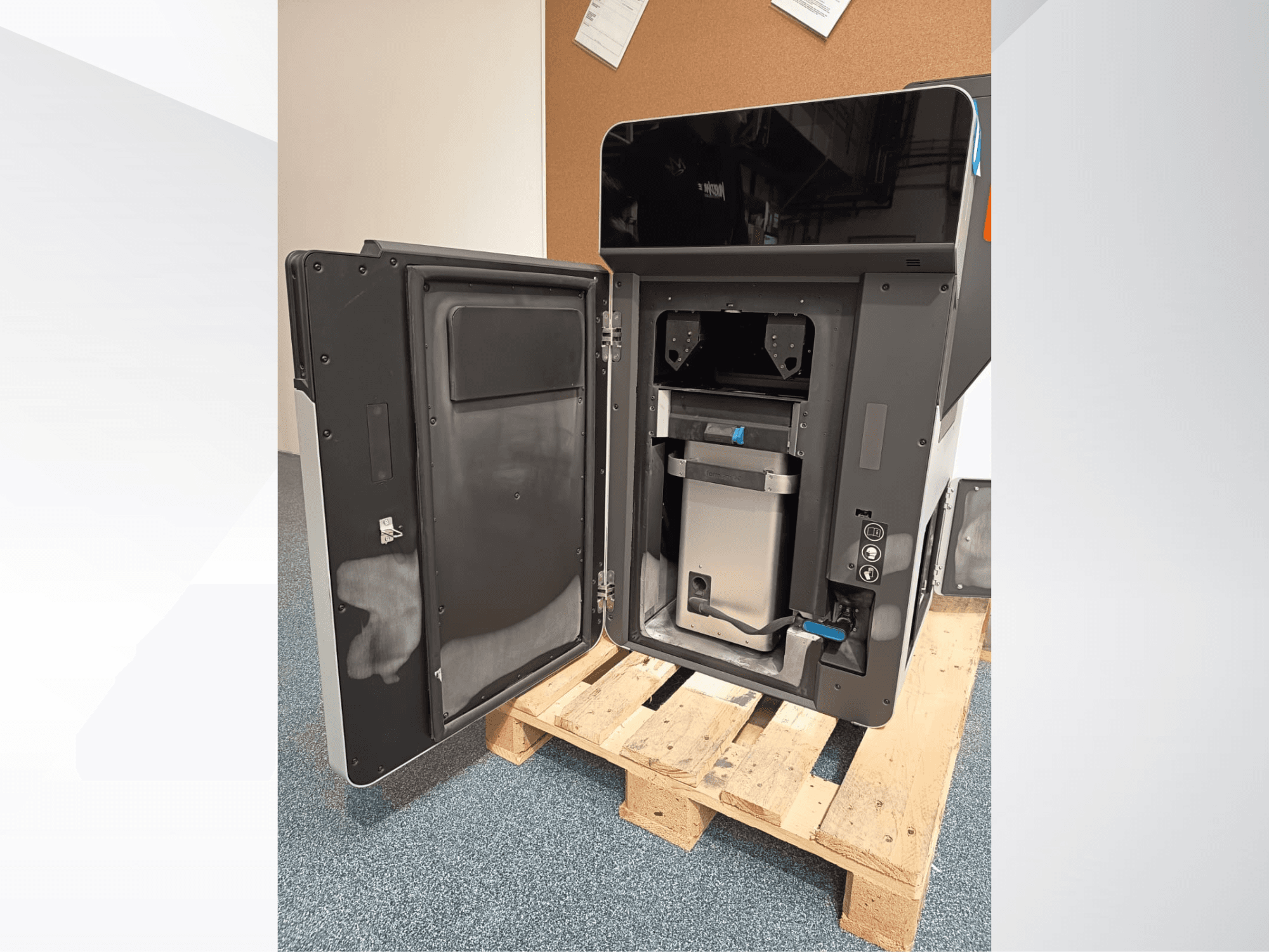 FORMLABS Fuse 1 Kunststoff-3D-Drucker, Seitenansicht mit geöffneter Tür, die die internen Komponenten und das Bedienfeld zeigt.