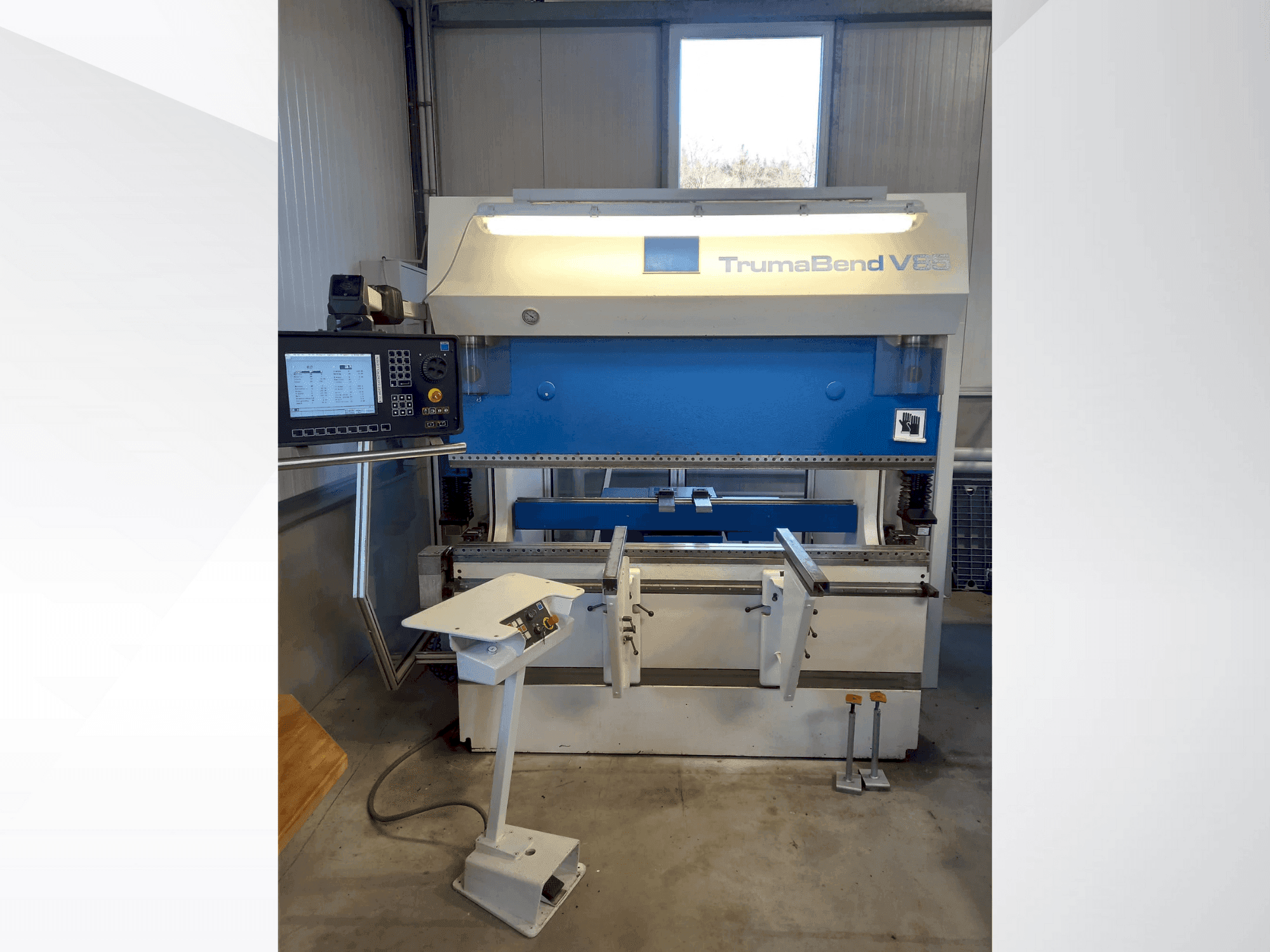 Frontansicht der TRUMPF TrumaBend V85 Maschine