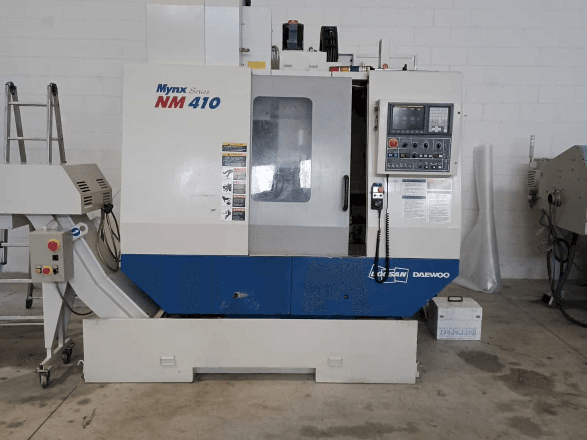 Frontansicht der Doosan Mynx NM 410 Maschine