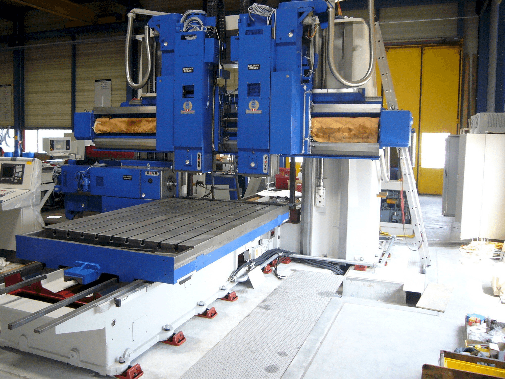 Frontansicht der Waldrich Coburg Maschine