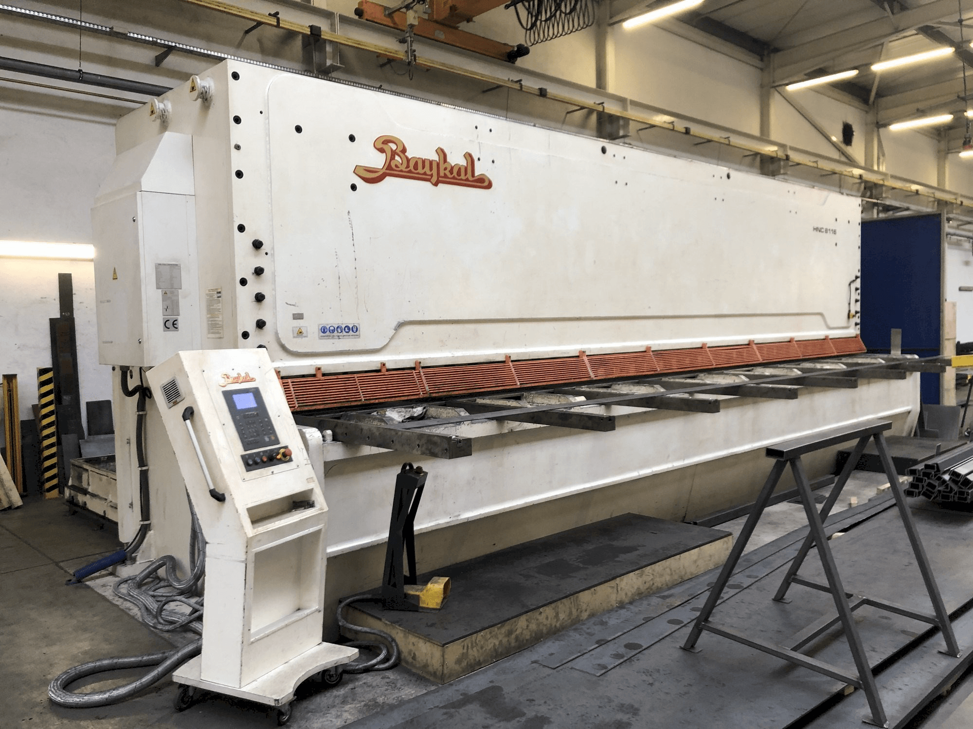 Frontansicht der Baykal HNC 8116 Maschine