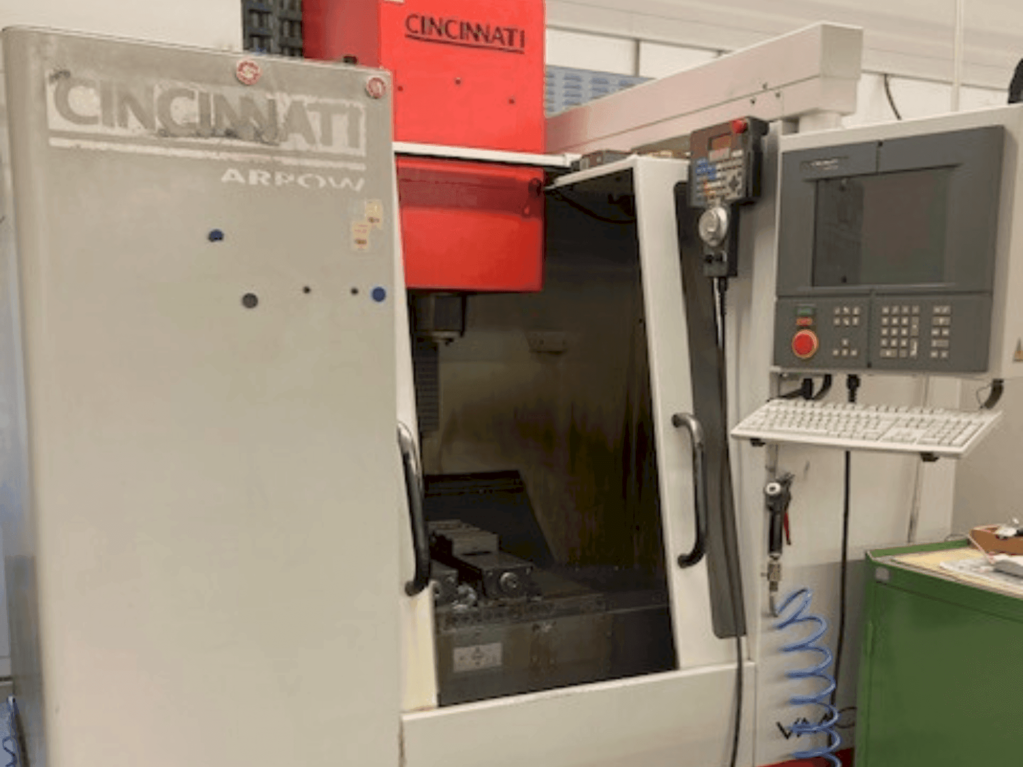 Frontansicht der Cincinnati Arrow 500 Maschine