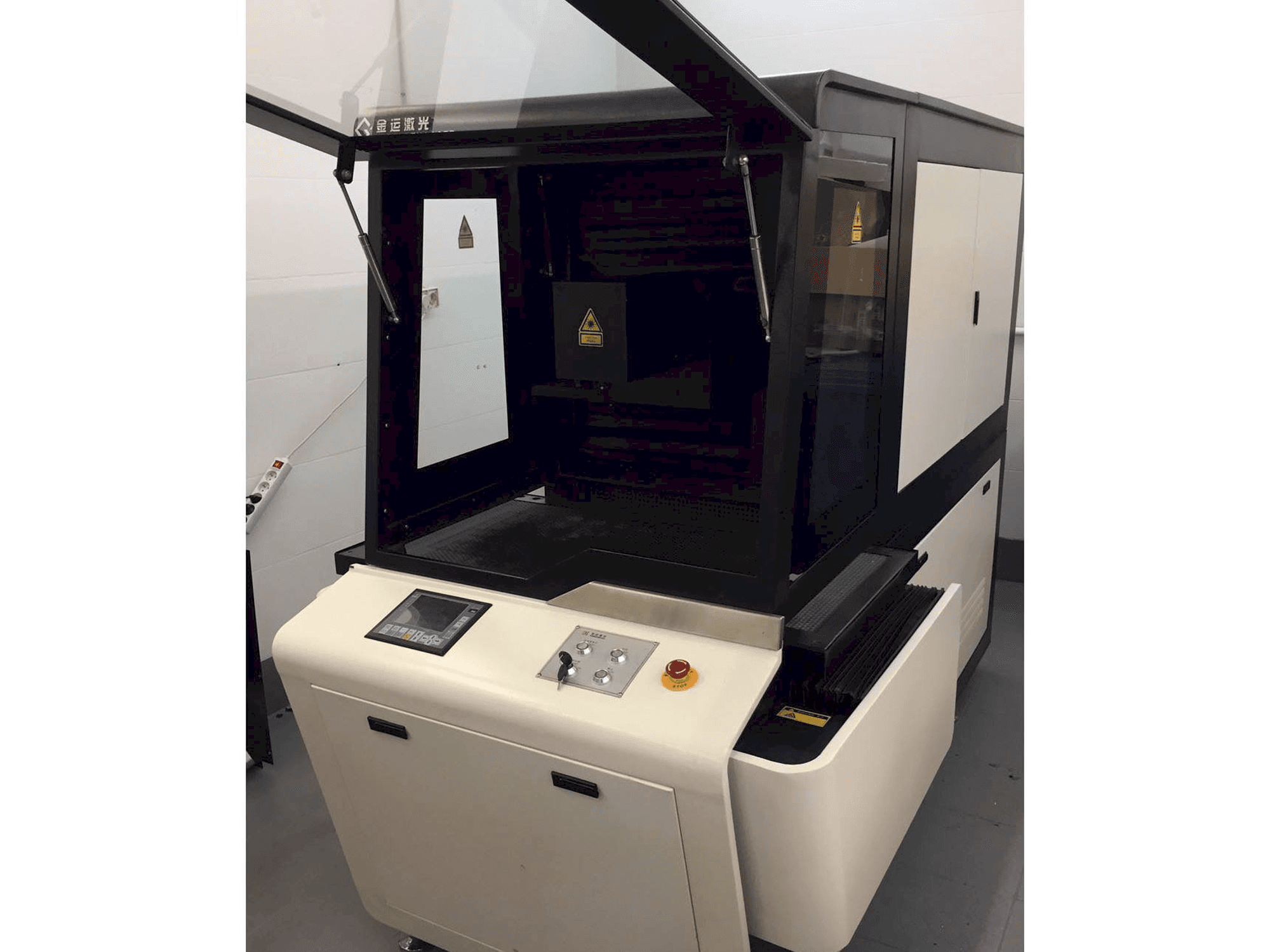 Frontansicht der Golden Laser Maschine