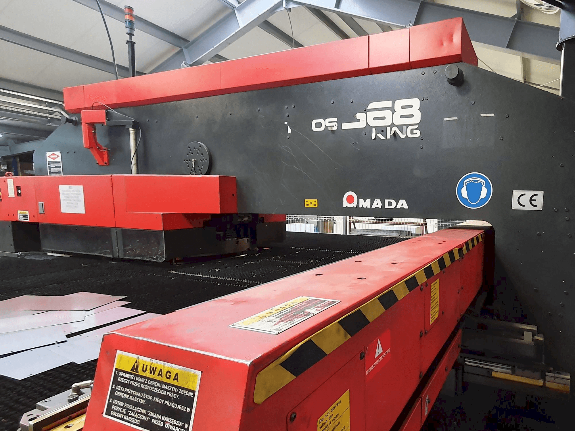 Frontansicht der AMADA VIPROS 368 KING Maschine