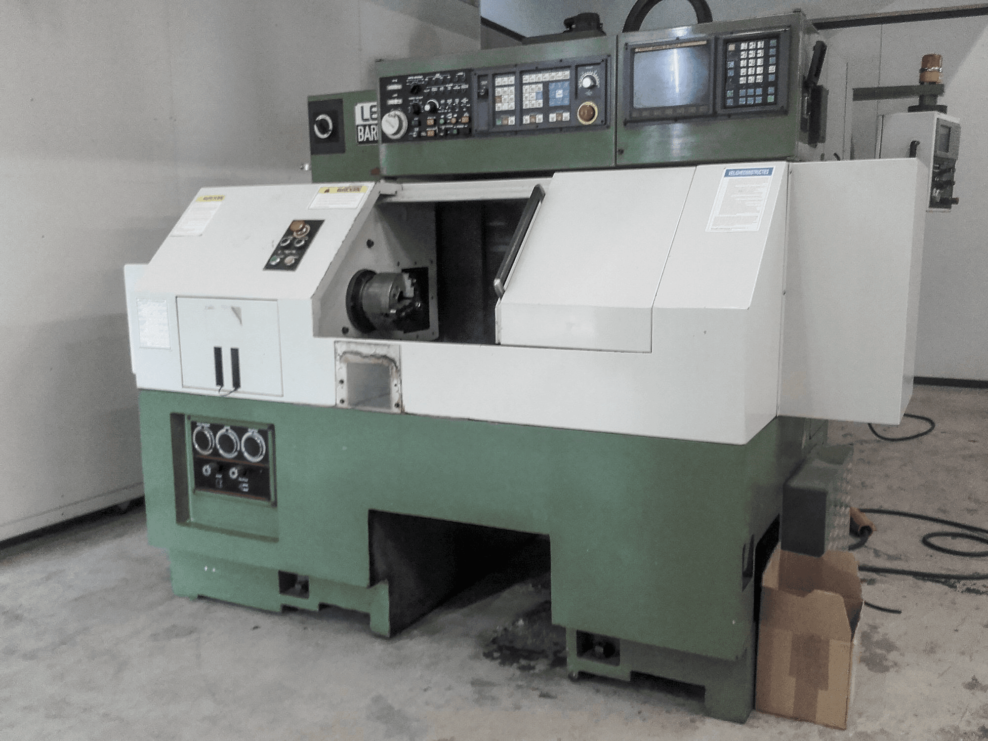 Linke Ansicht der Leadwell Barmaster 40 Maschine