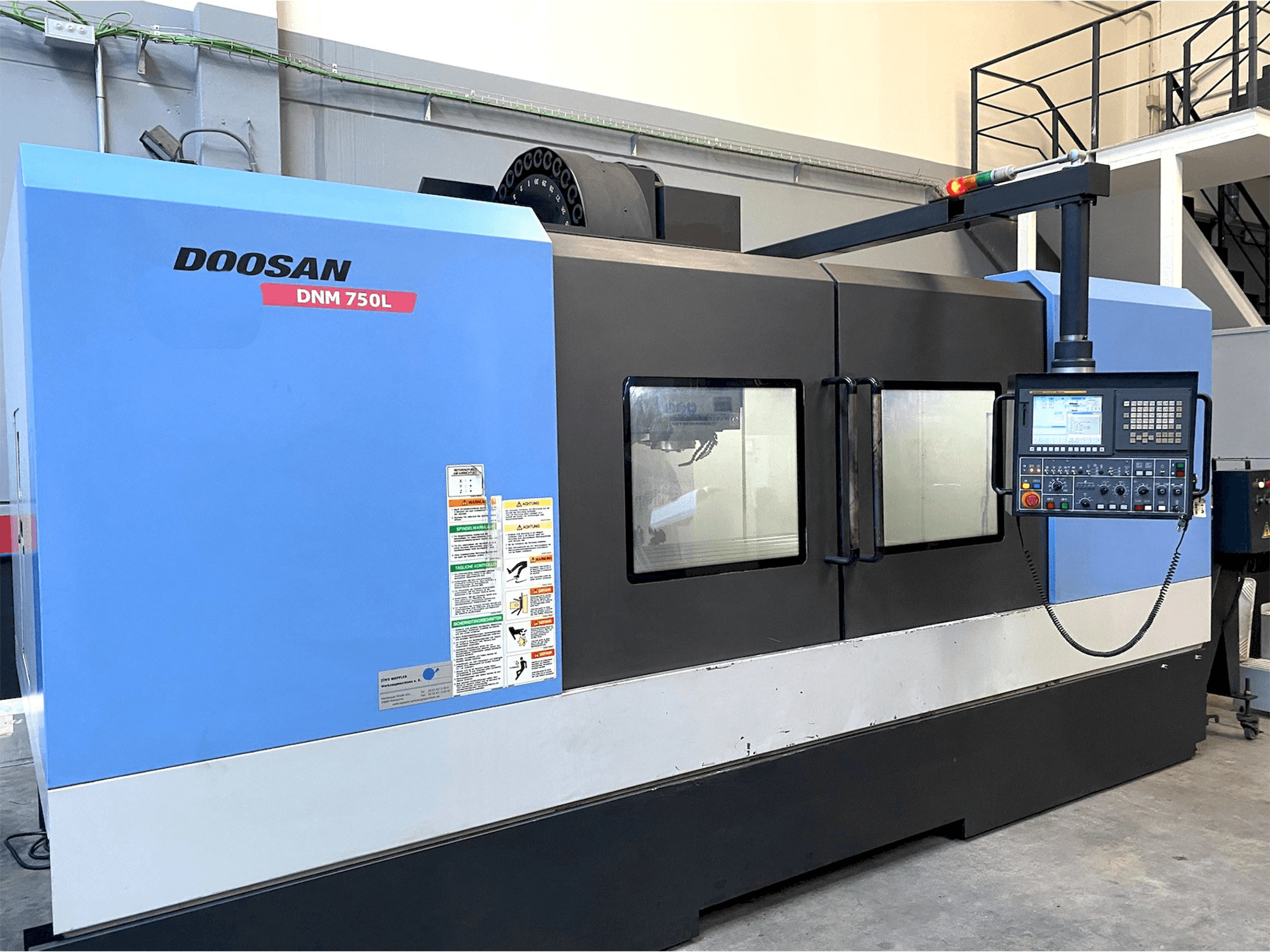 Frontansicht der Doosan DNM705L Maschine