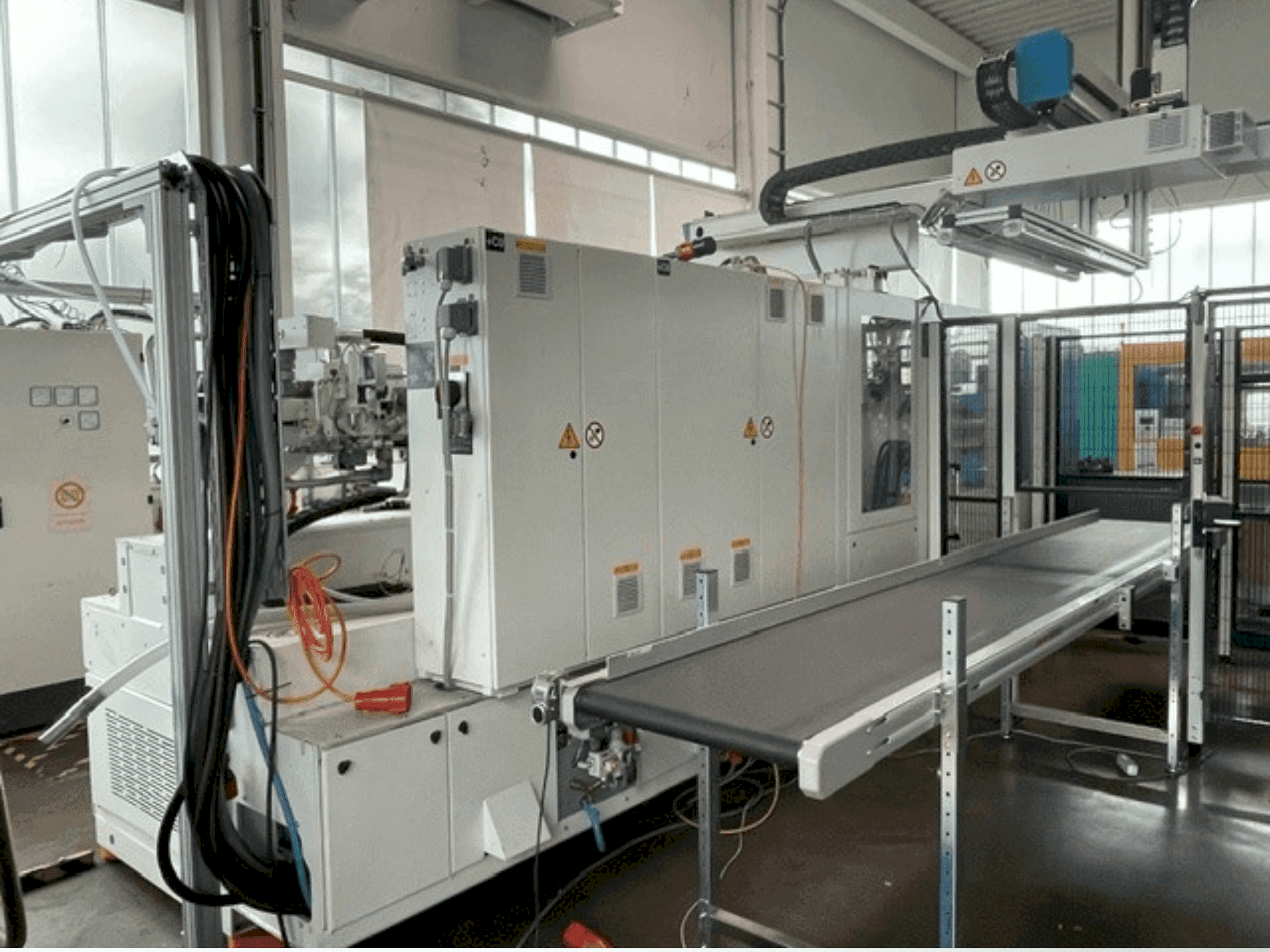 Frontansicht der Krauss Maffei 300-1400 CX MC6 Maschine