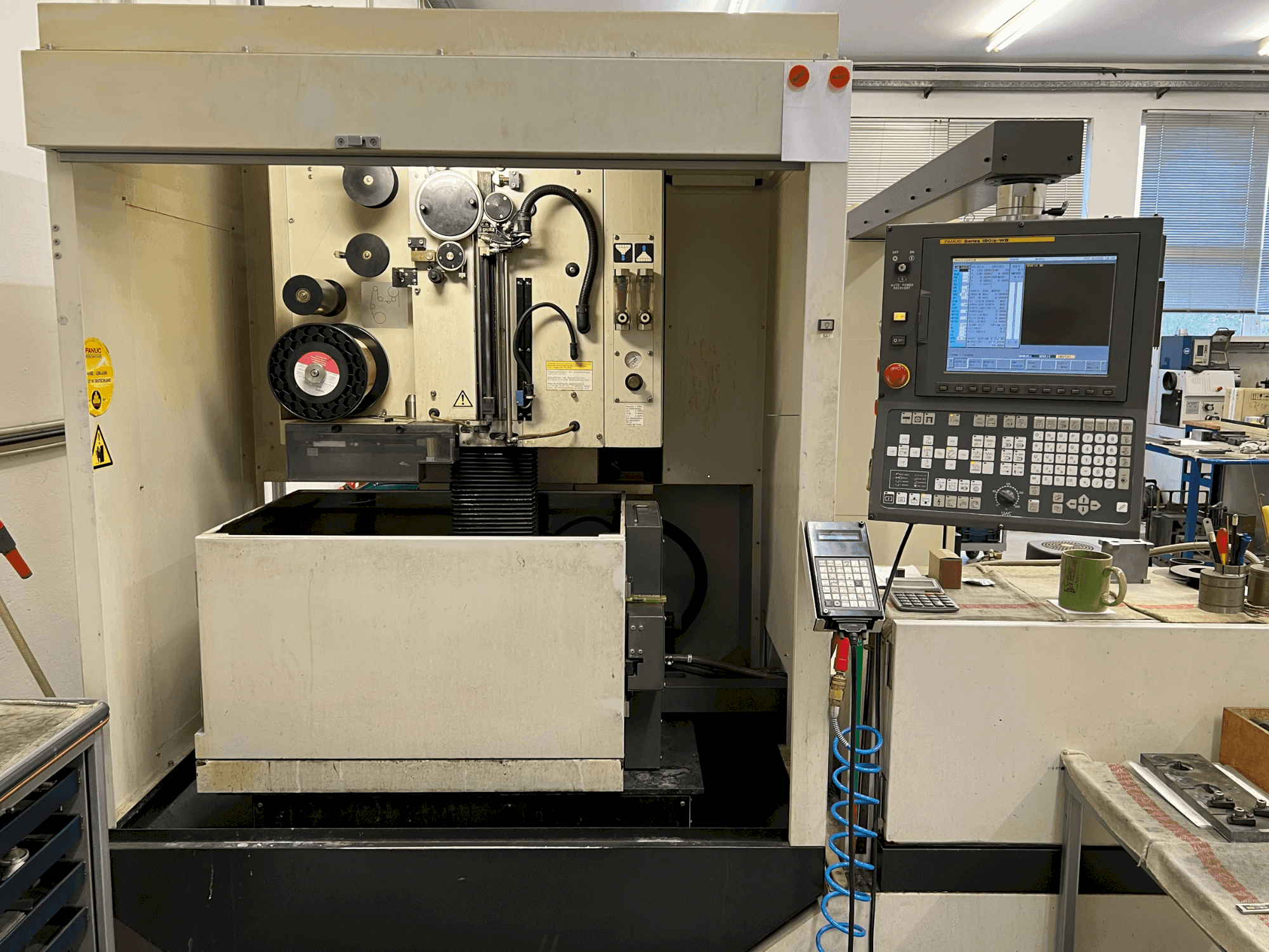 Frontansicht der FANUC Alpha-0iC Maschine