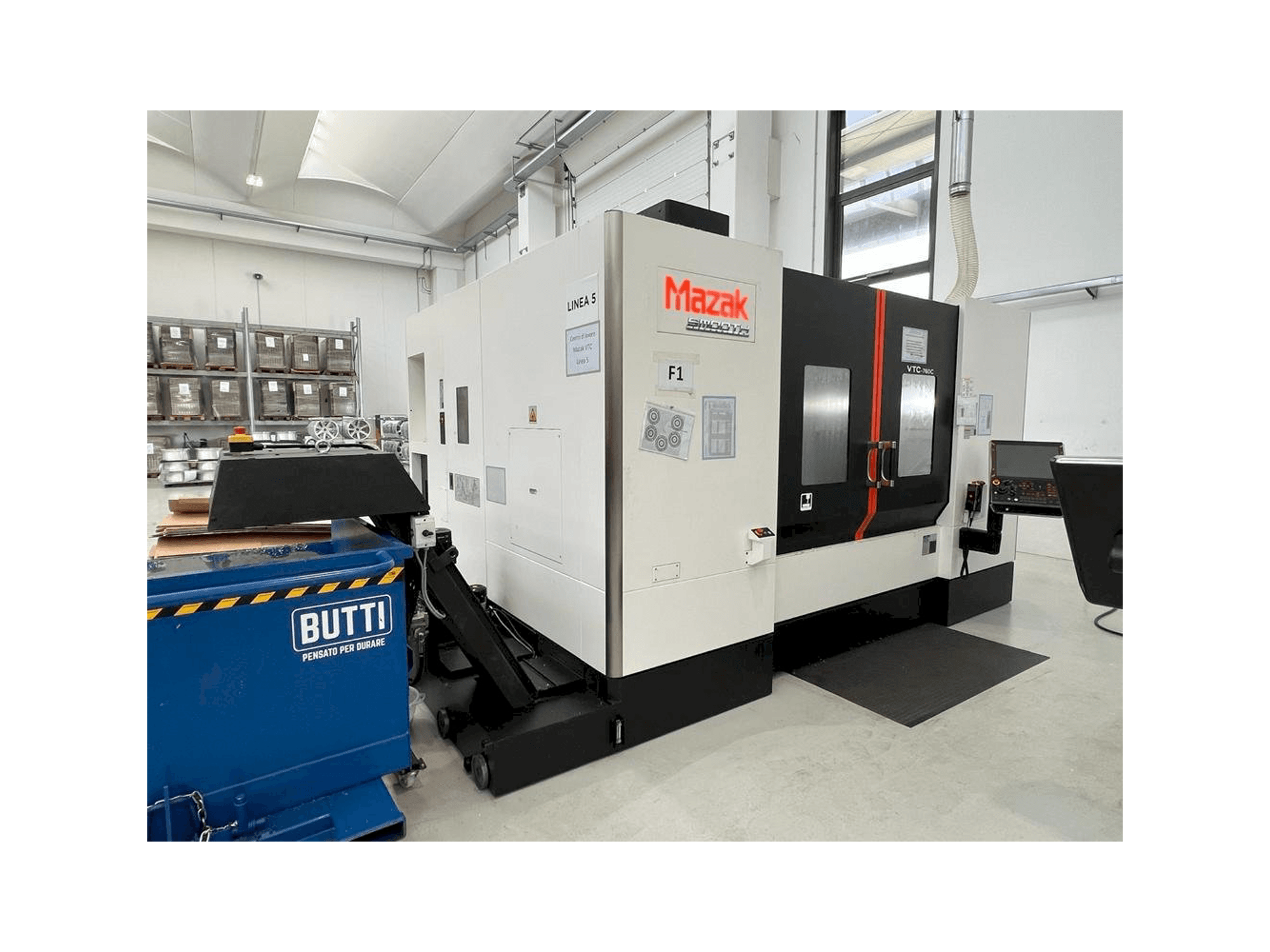 Frontansicht der Mazak VTC 760 Maschine