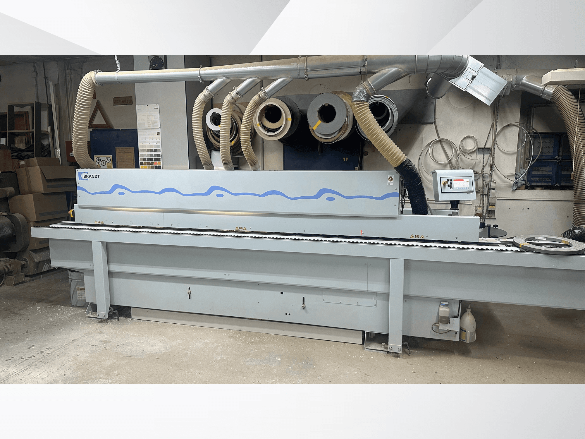 HOMAG KDF 230 Kantenanleimmaschine in einer Werkstatt, mit Blick von vorne, Bedienfeld und Absauganlage.