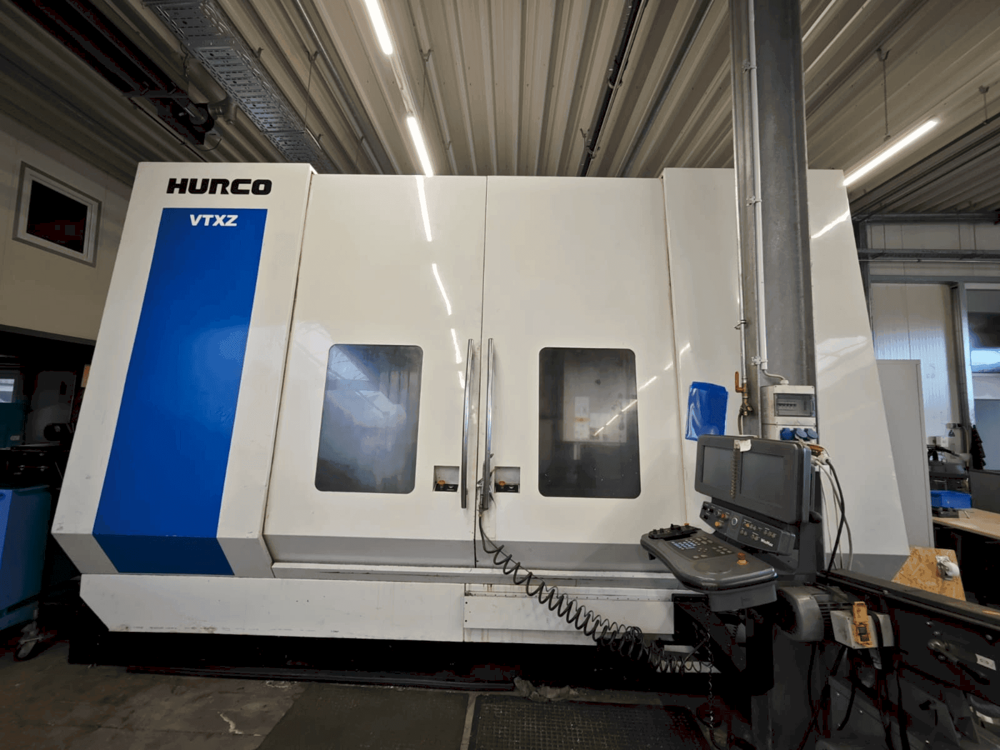Frontansicht der Hurco VTXZ Maschine
