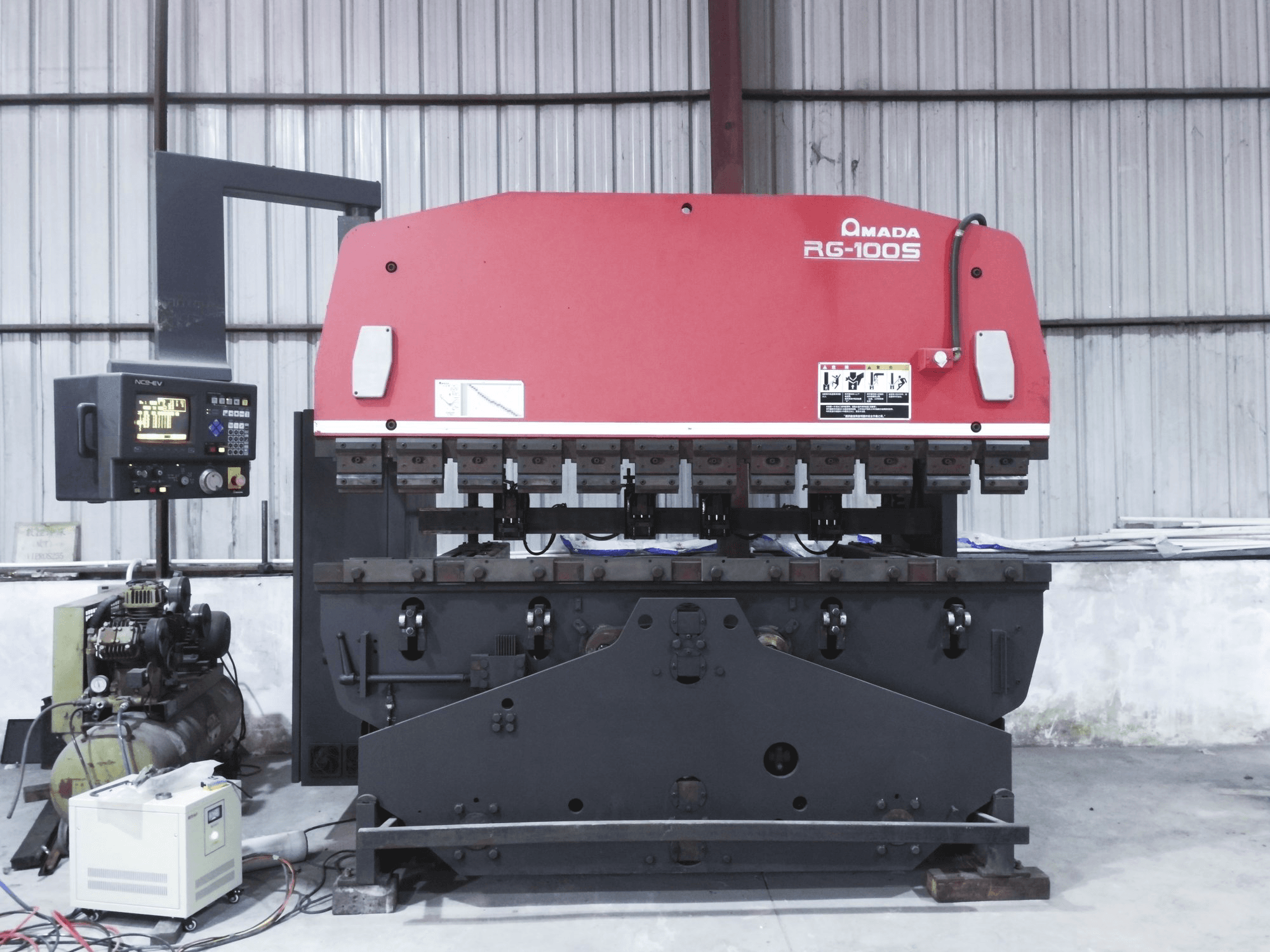 Frontansicht der AMADA RG-100S Maschine