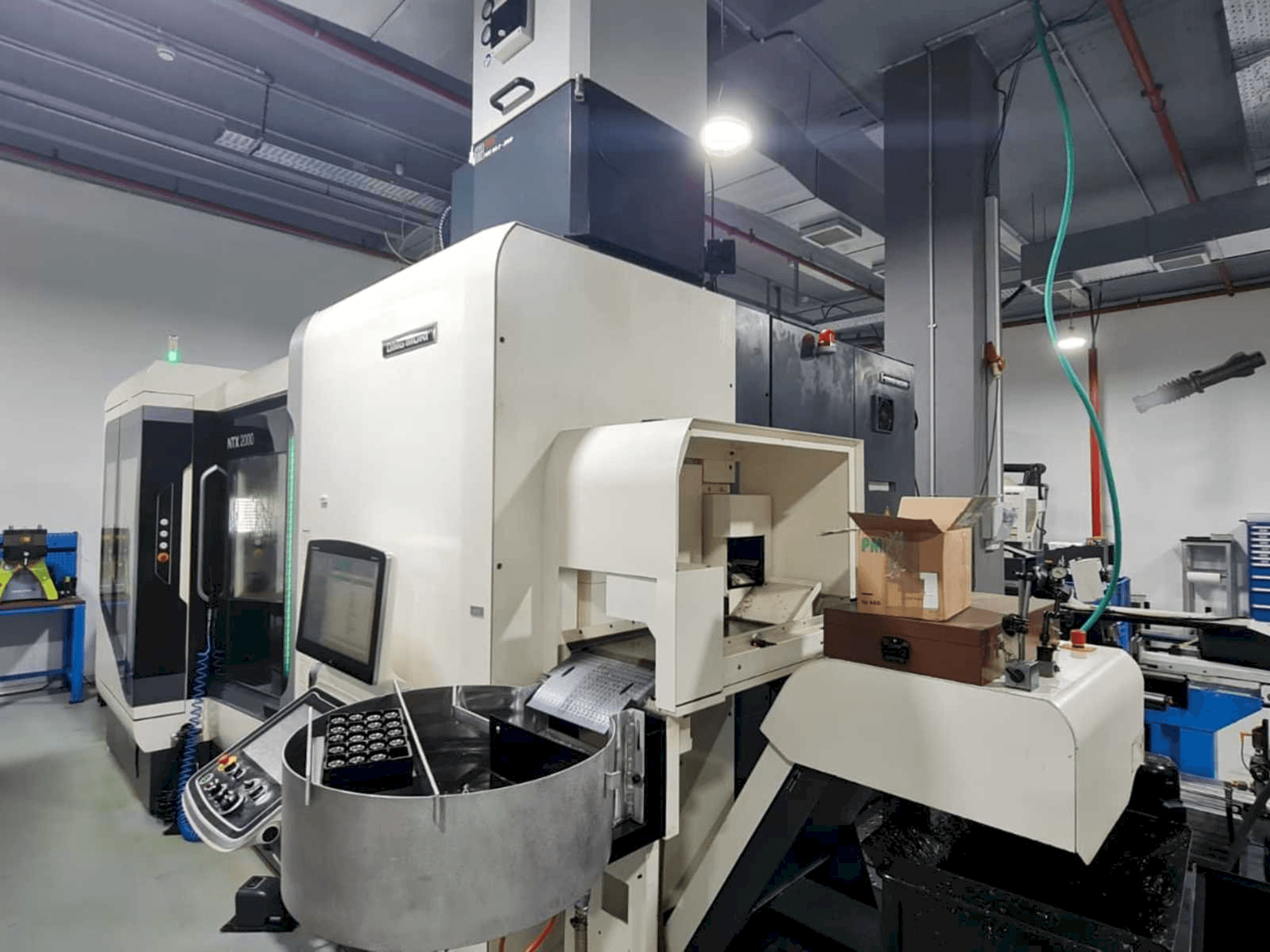 Rechte Seitenansicht der DMG MORI NTX2000/1500SZ Maschine