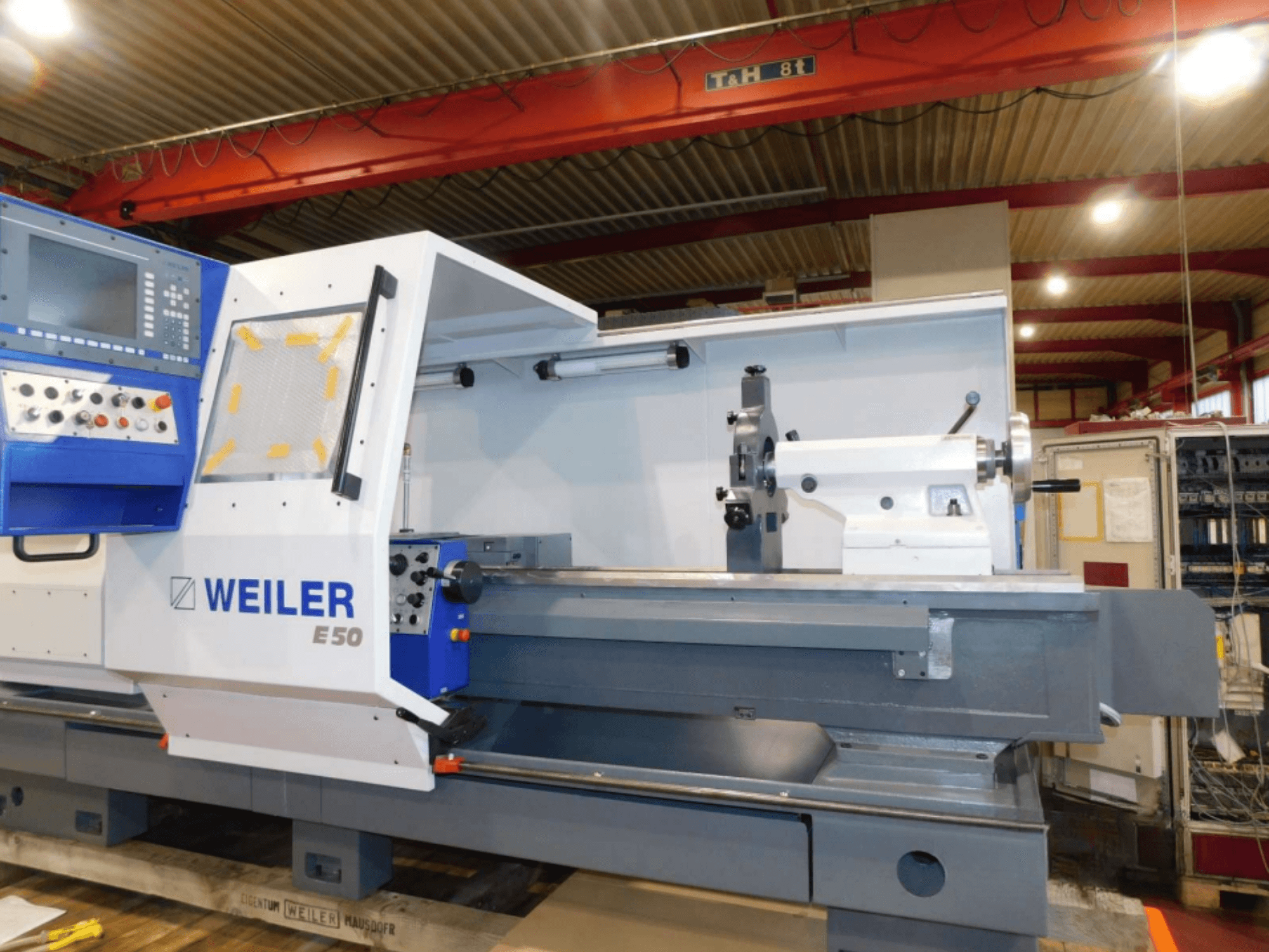 Weiler E50 Horizontaldrehmaschine, Vorderansicht, mit Bedienfeld, Spindel und Präzisionsbett mit Zubehör.