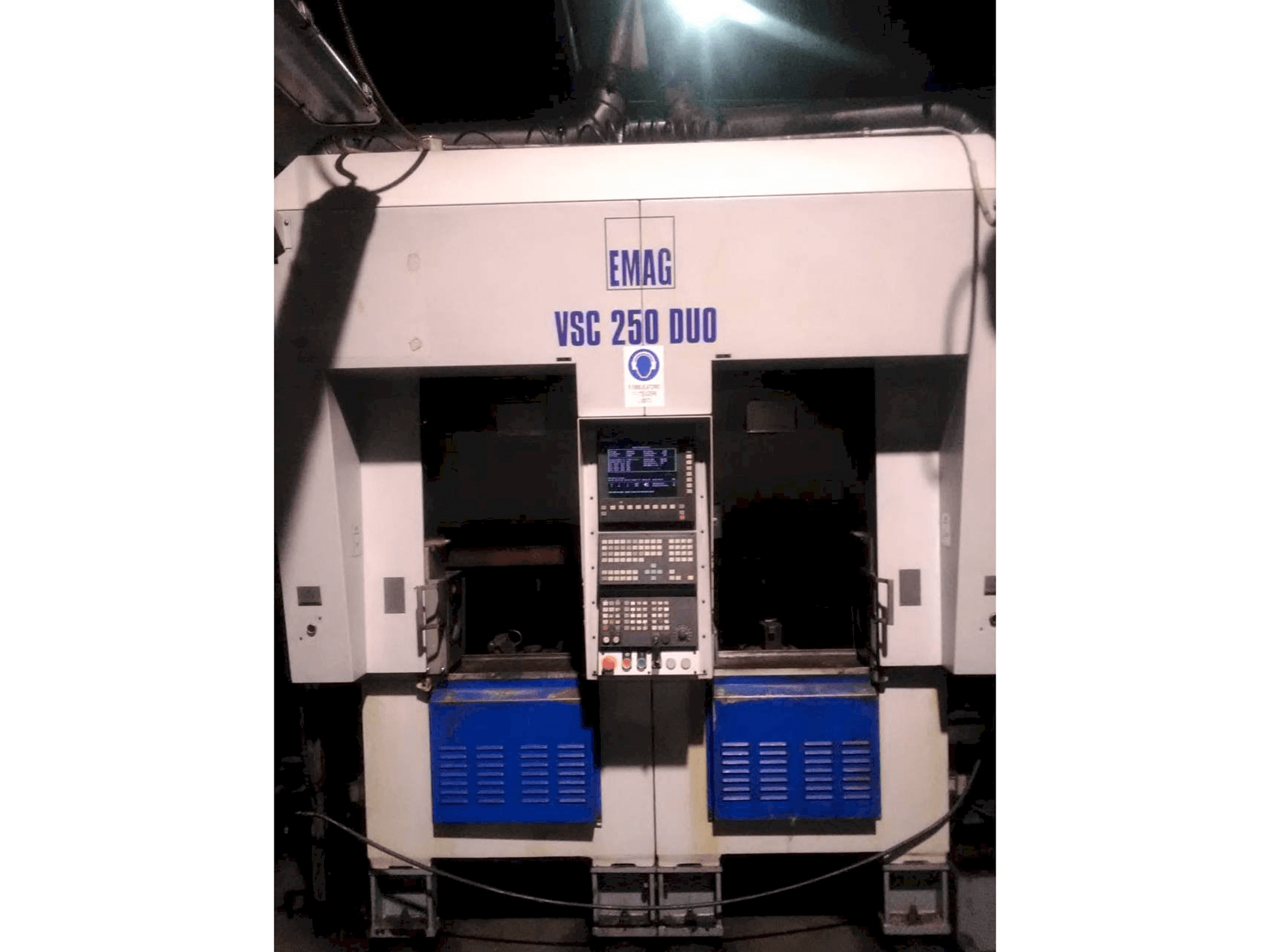 Frontansicht der EMAG VSC 250 Duo Maschine