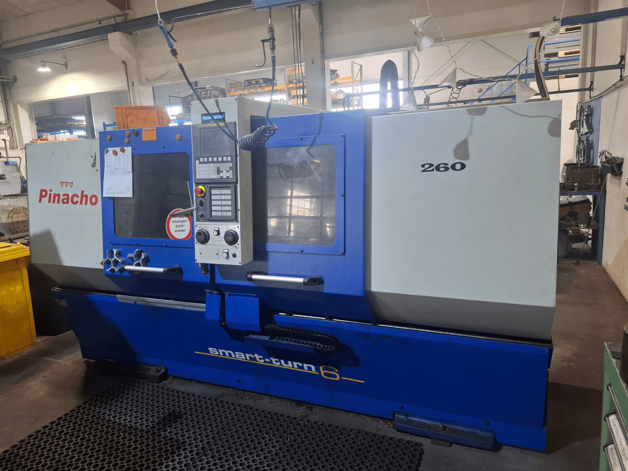Pinacho Smart-turn6 260 Horizontal-Drehmaschine, Vorderansicht mit sichtbarem Bedienfeld und Beschriftungen.