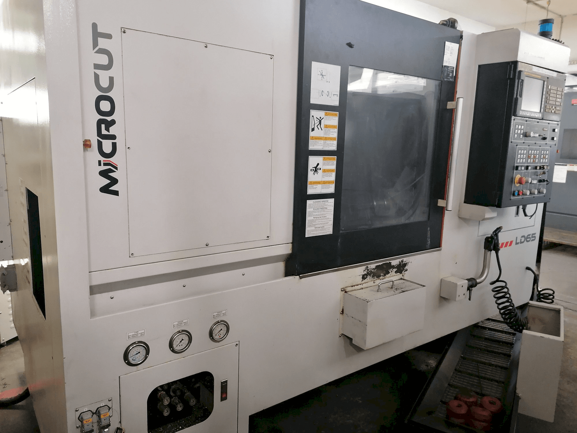 Frontansicht der MICROCUT LD-65 Maschine