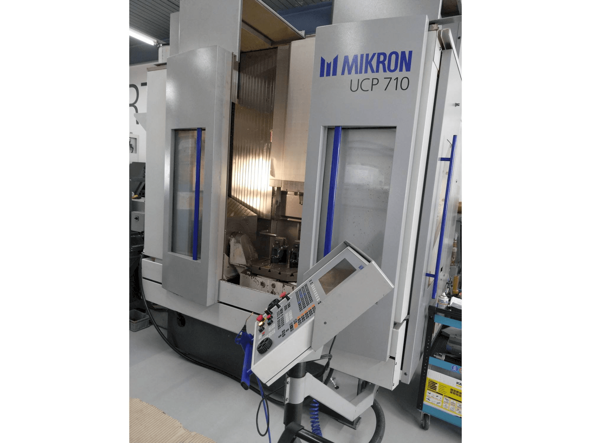 Frontansicht der MIKRON UCP 710 Maschine