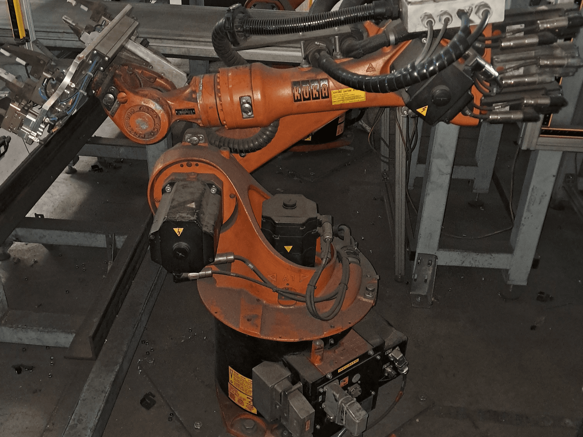 Der Roboterarm KUKA KR 16-2 in der Draufsicht, wobei das orangefarbene Gehäuse, der Motor und die mechanischen Komponenten zu sehen sind.