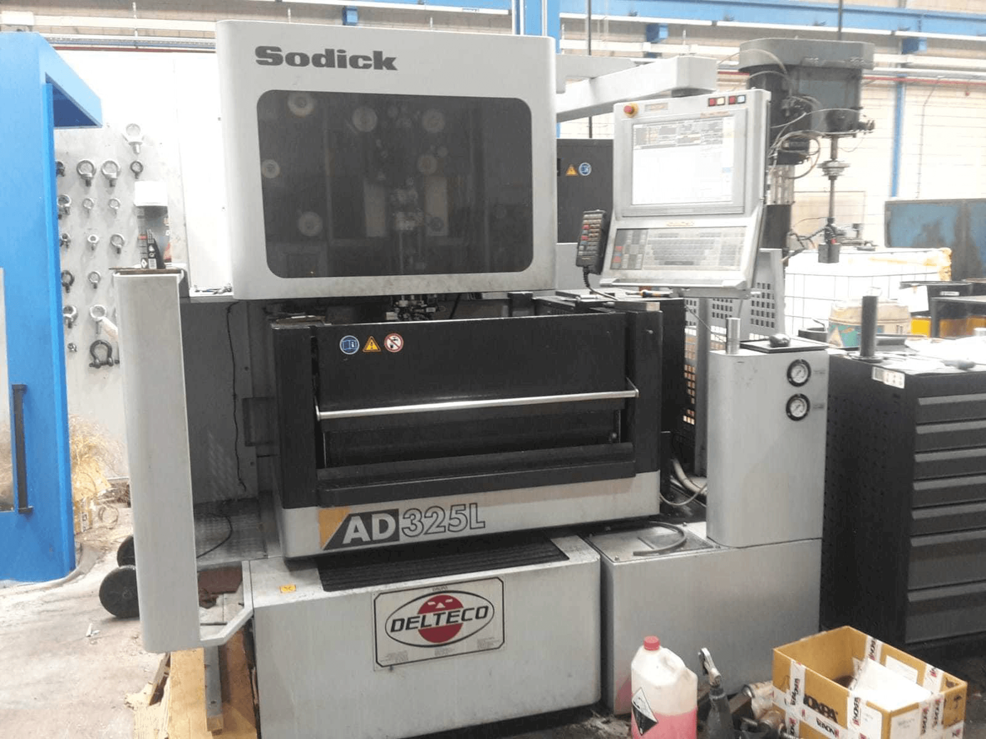 Frontansicht der Sodick AD325L Maschine
