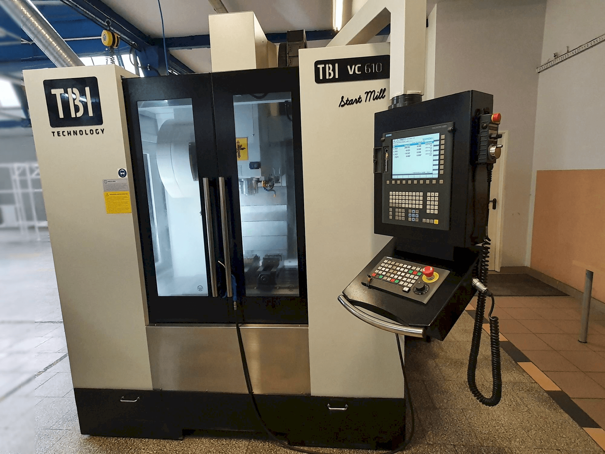 Frontansicht der TBI VC610 Start Mill Maschine