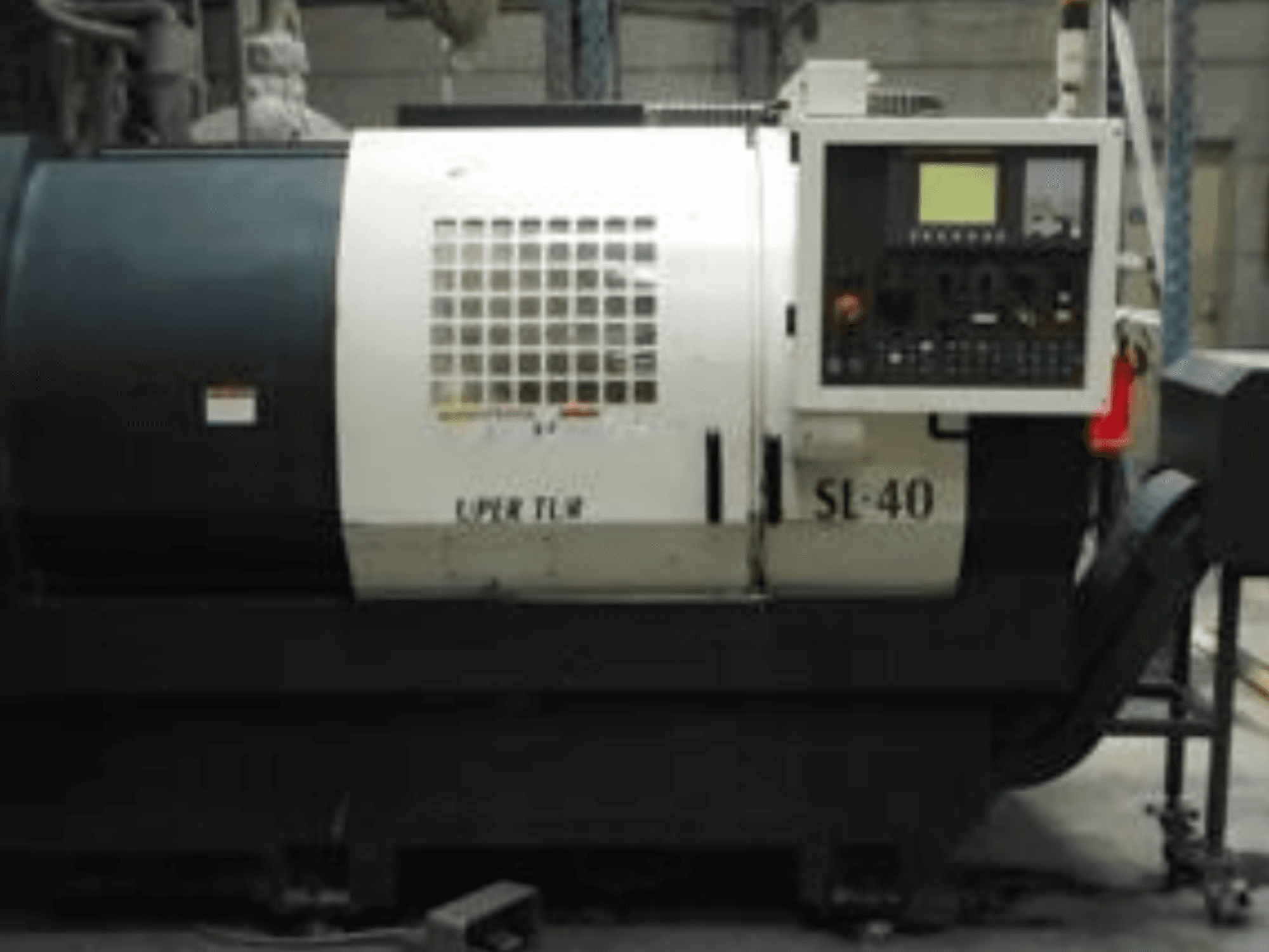 Horizontaldrehmaschine Johnford SL-40, Seitenansicht mit Bedienfeld und Hauptspindelgehäuse.