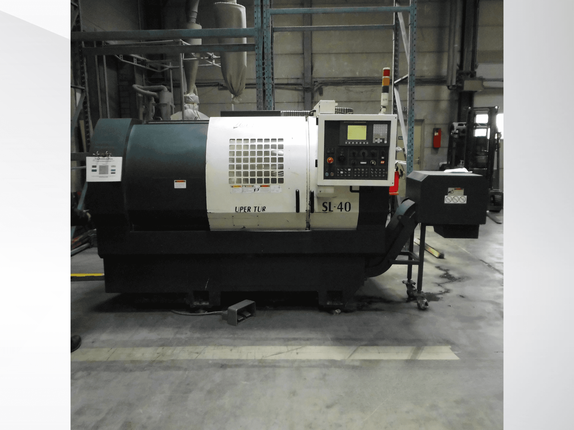 Horizontaldrehmaschine Johnford SL-40, Seitenansicht, mit Bedienfeld, Kühlsystem und stabilem Sockel.