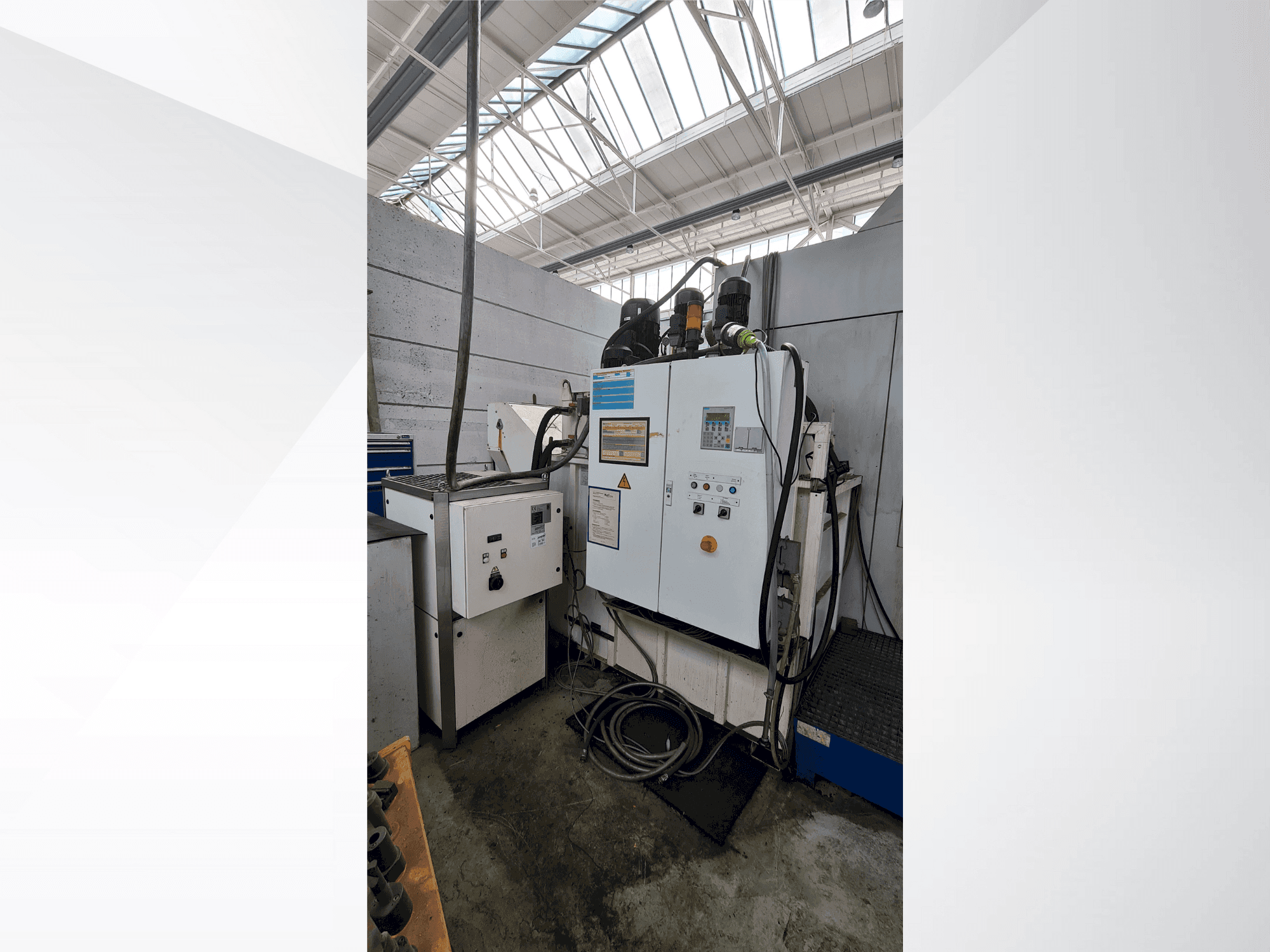 Frontansicht der OSG EX-CELL-O XS425 Maschine