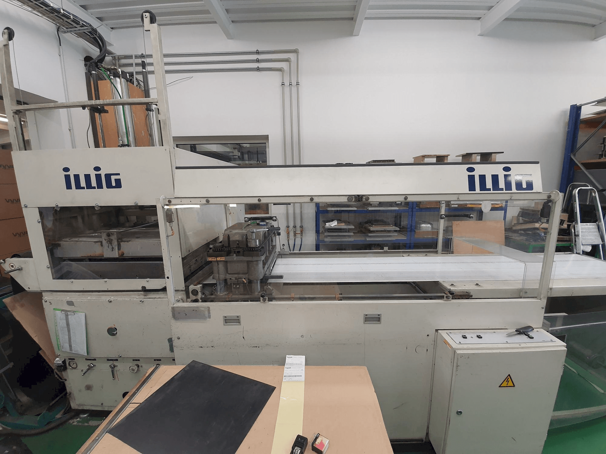 Frontansicht der ILLIG SB 74E-9 Maschine
