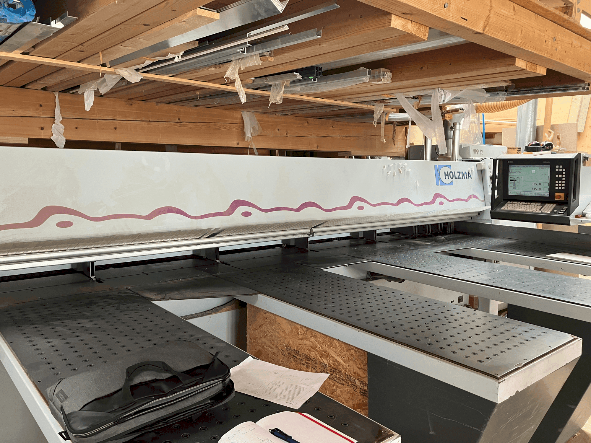 Frontansicht der HOLZMA HPP 82/43 Maschine