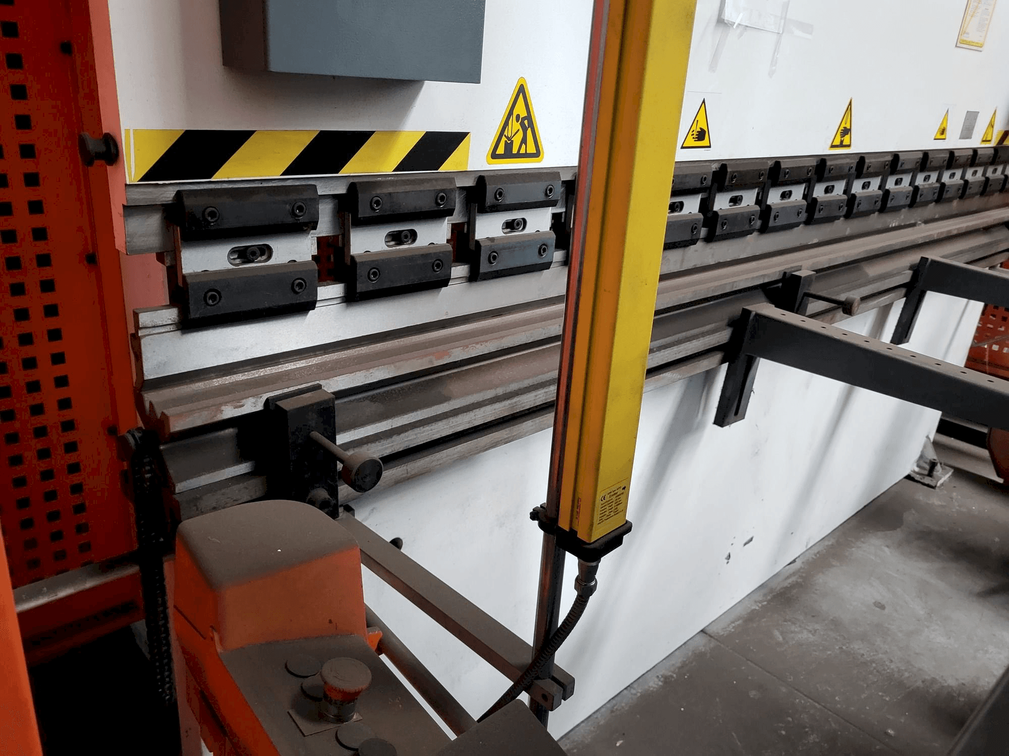 Linke Seitenansicht der YSD PPT/135/30 NC Maschine