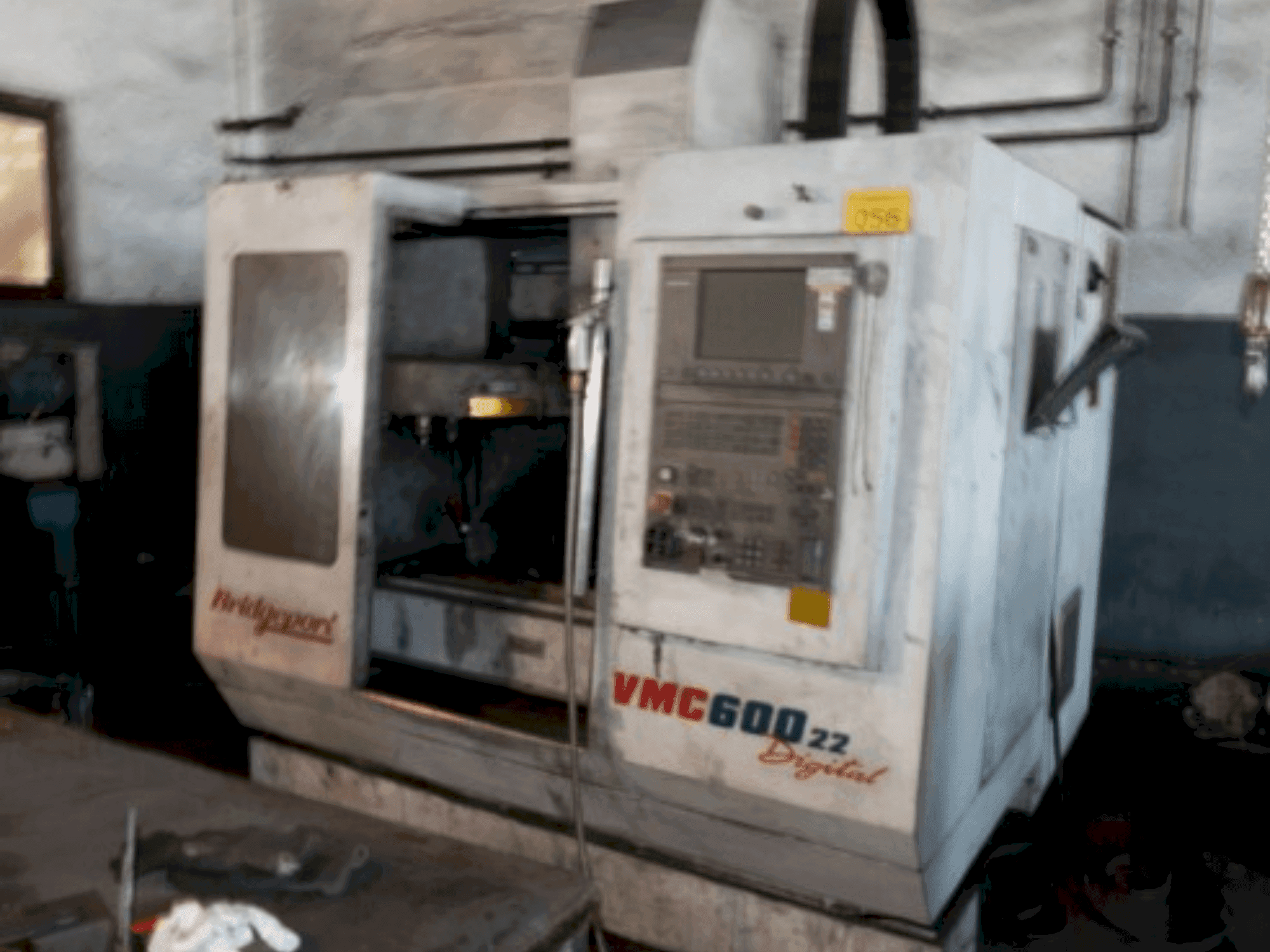Frontansicht der Bridgeport CMV600 22 digital Maschine