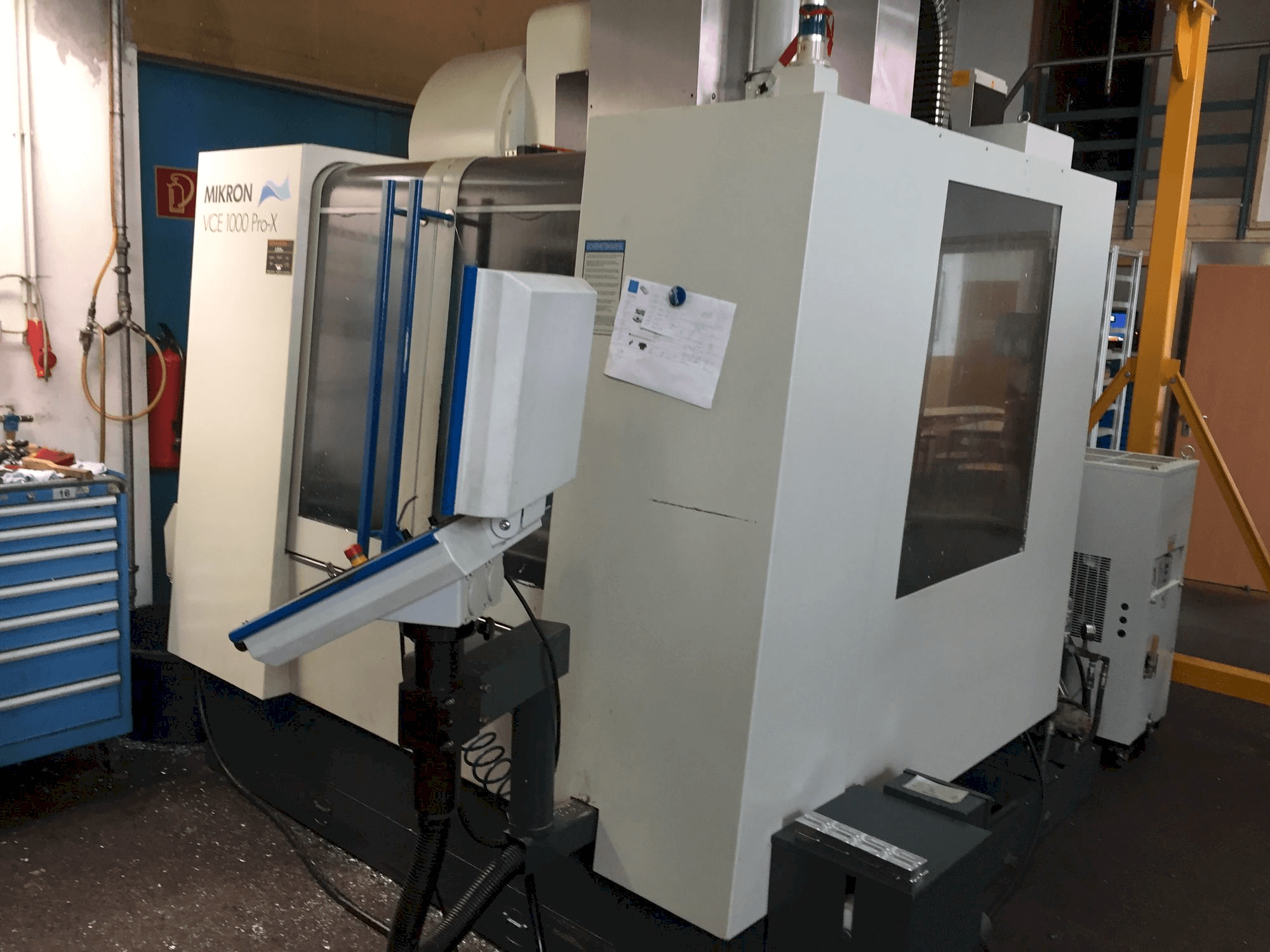 Frontansicht der MIKRON VCE 1000 Pro-X Maschine