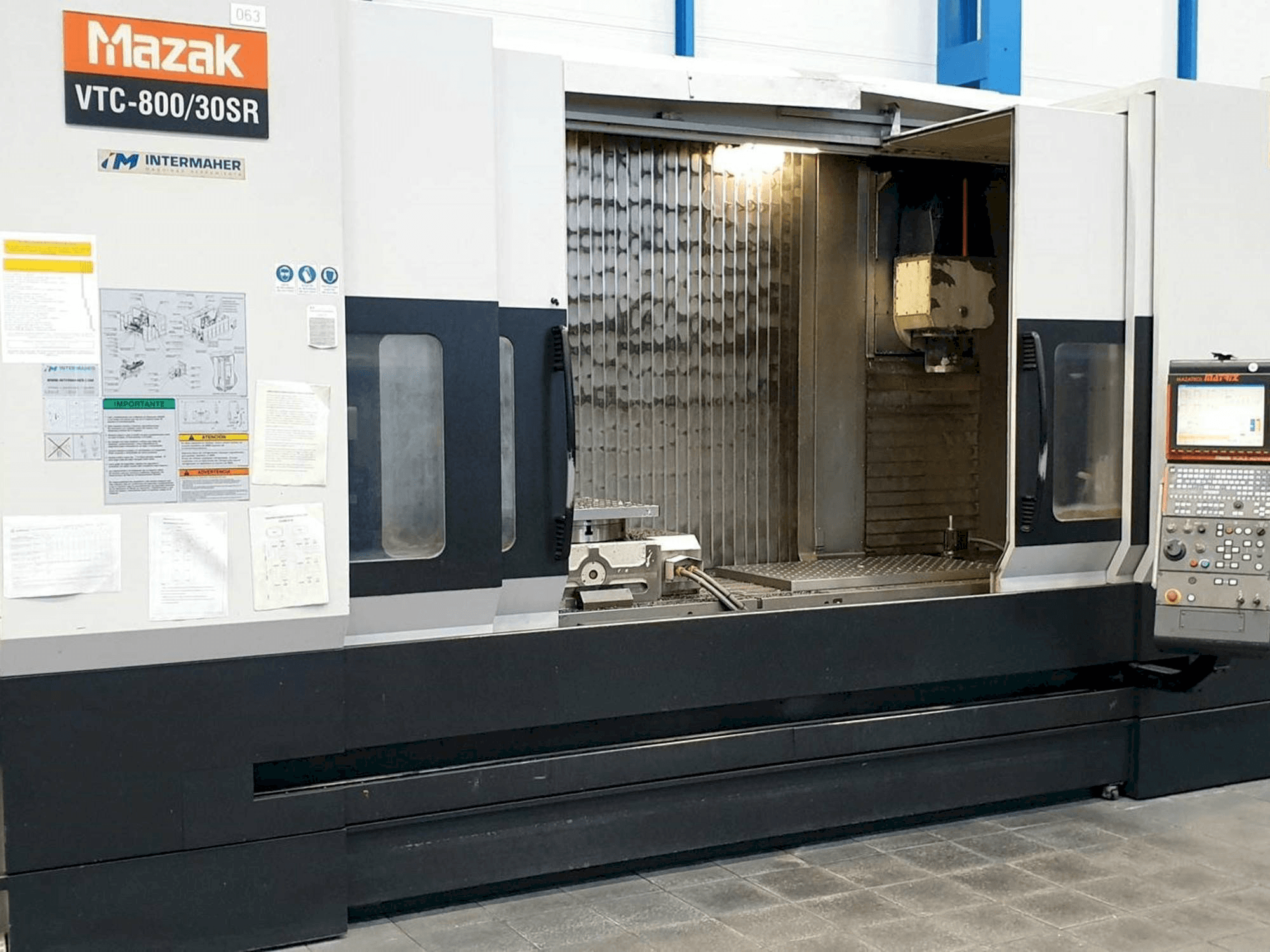 Frontansicht der Mazak VTC-800/30SR Maschine