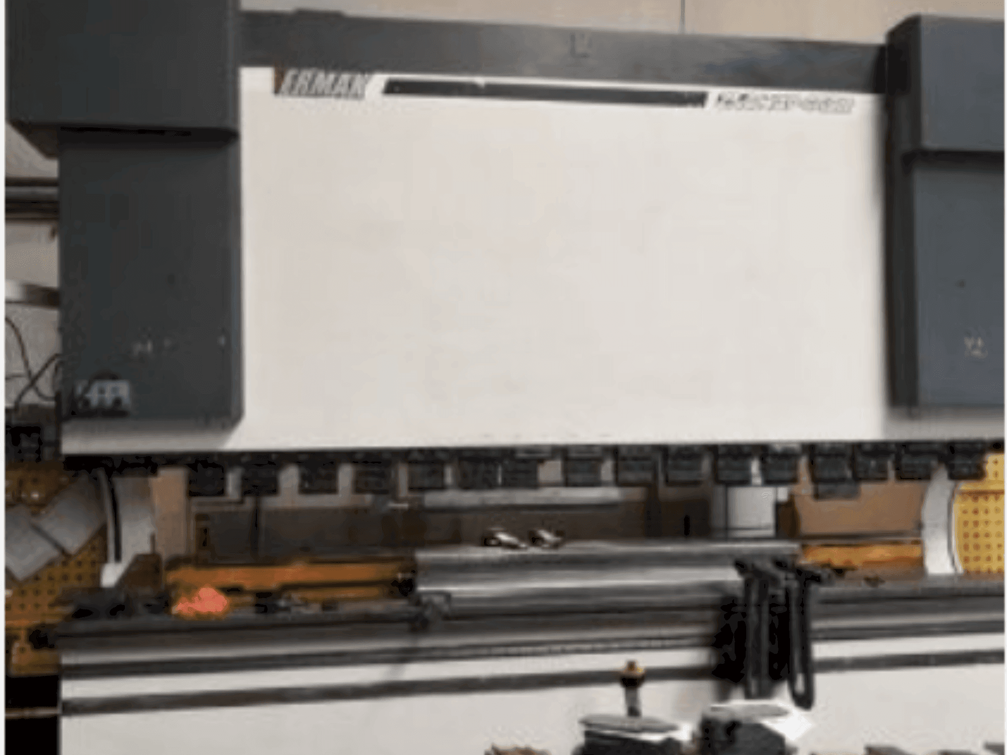 Frontansicht der ERMAK CNC HAP 4100x400 Maschine