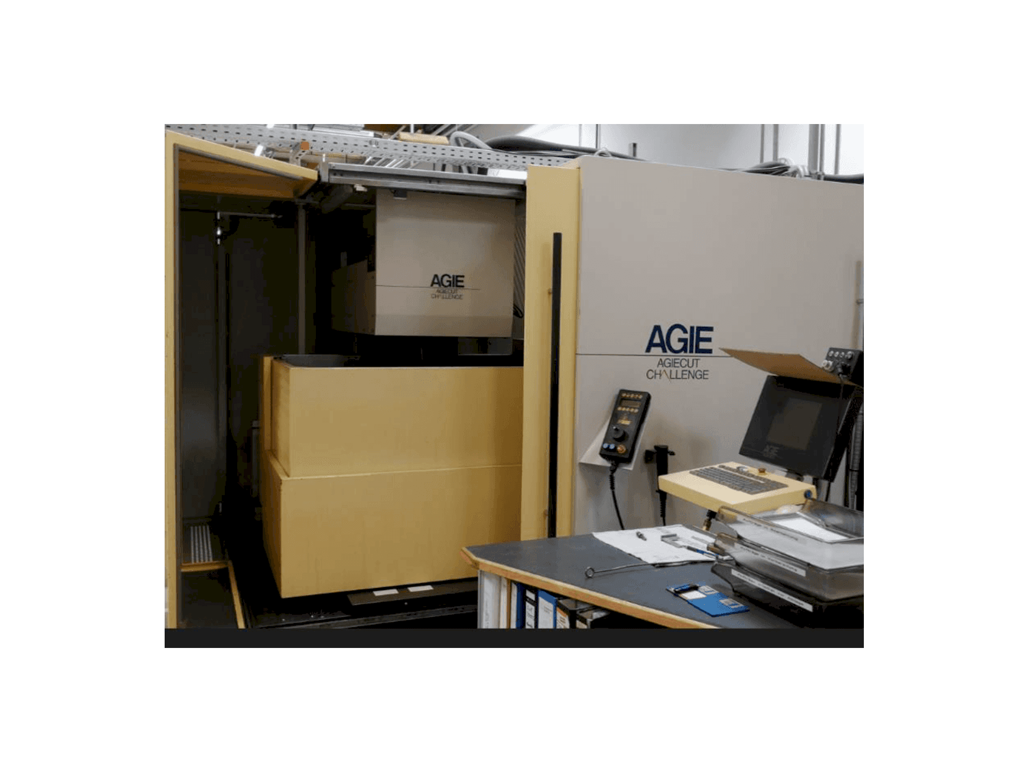 Frontansicht der AGIE AGIECUT CHALLENGE 3 Maschine