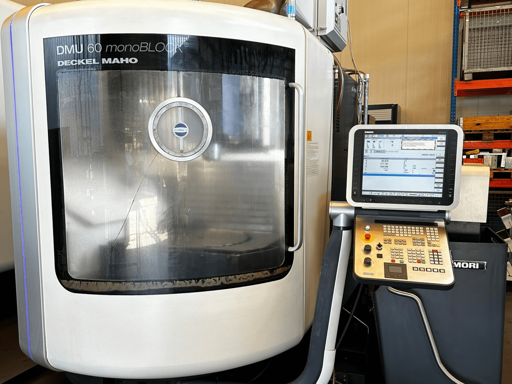DMG MORI DMU 60 monoBLOCK Vertikal-Bearbeitungszentrum, Vorderansicht, mit Touchscreen-Bedienfeld und Reflexionsfenster.