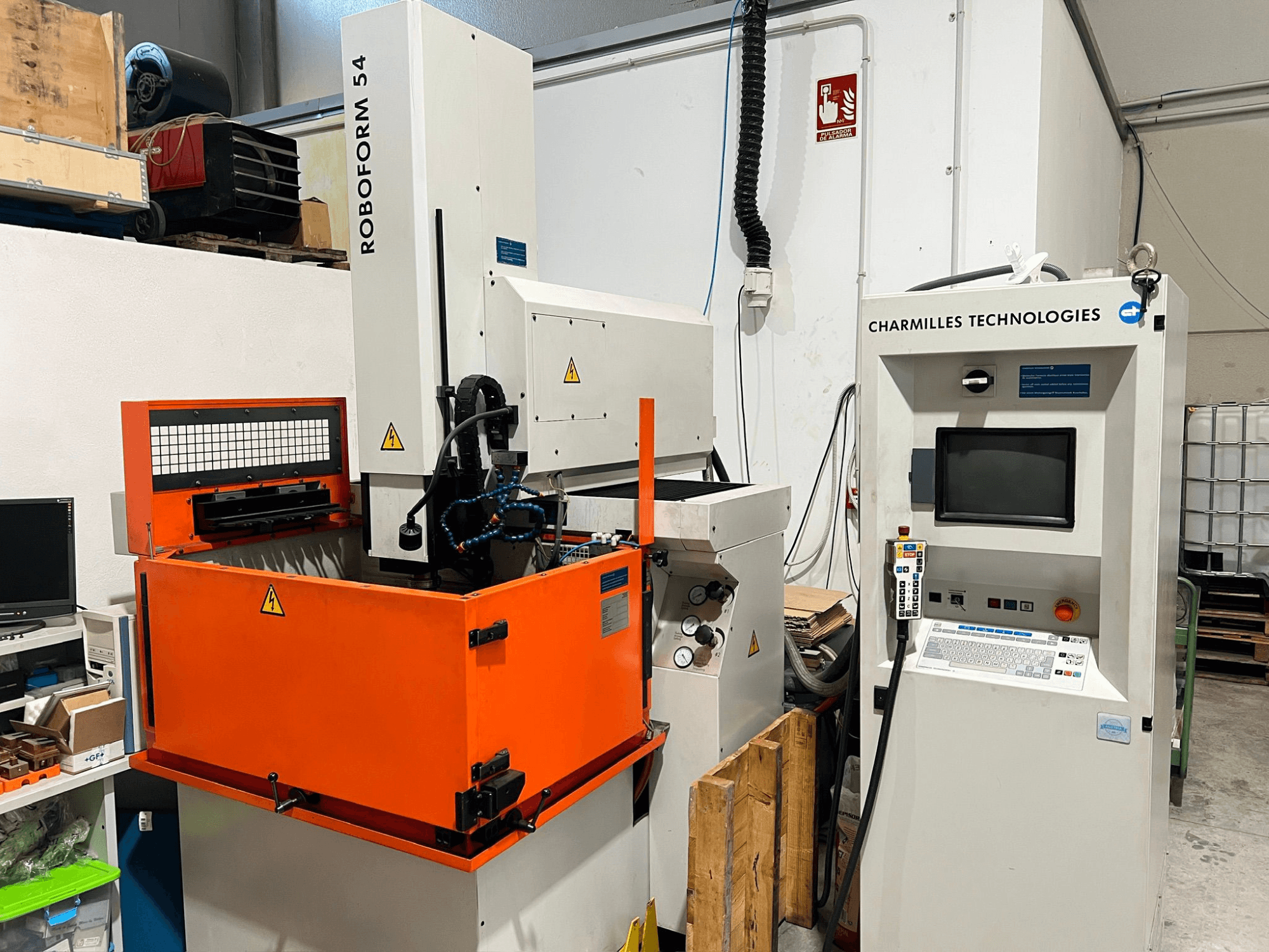 AgieCharmilles Roboform 54 Senkerodiermaschine, Vorderansicht, mit orangefarbenem Arbeitsbehälter und Steuergerät.