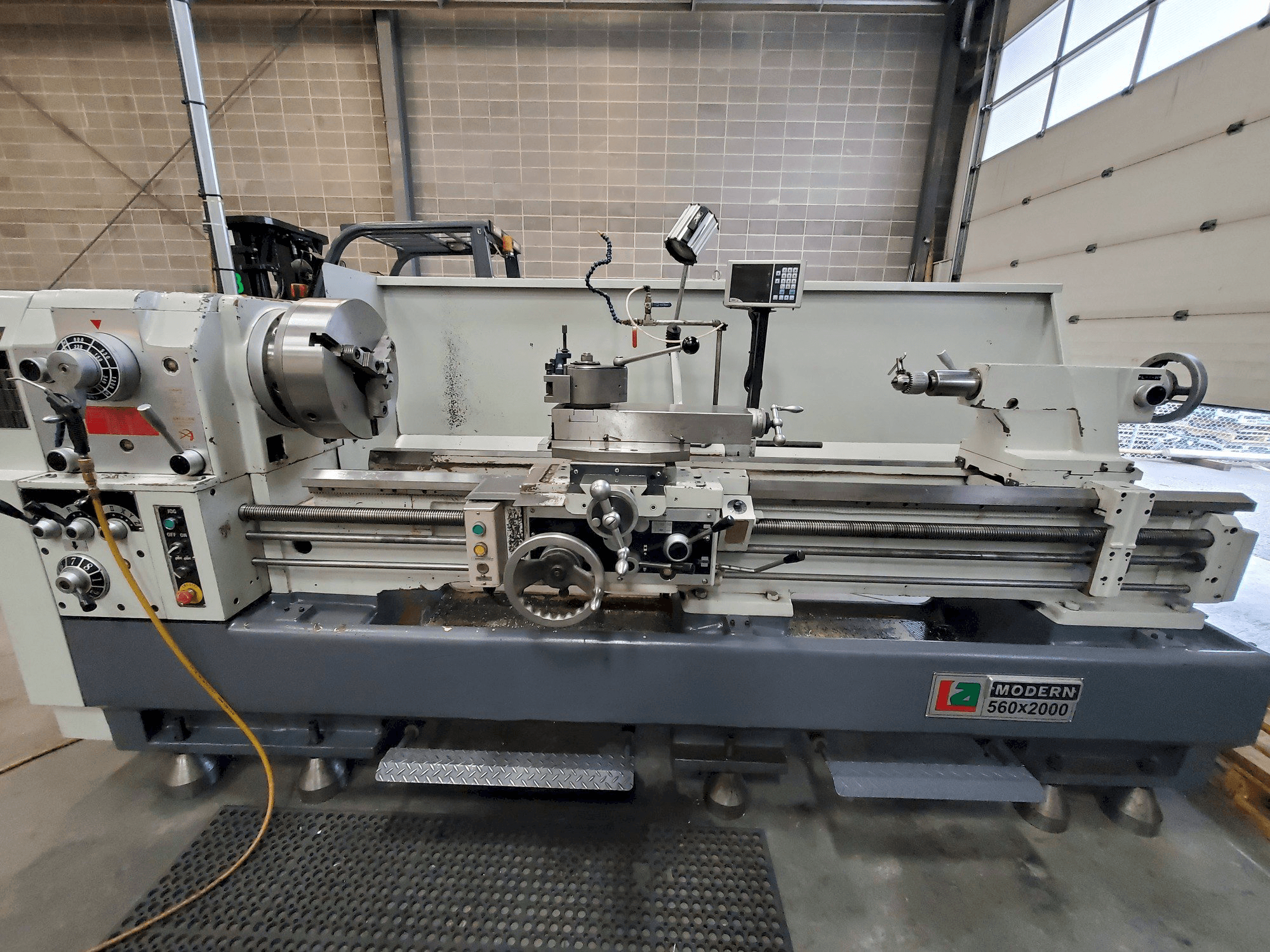 Frontansicht der Modern 560X2000 Maschine