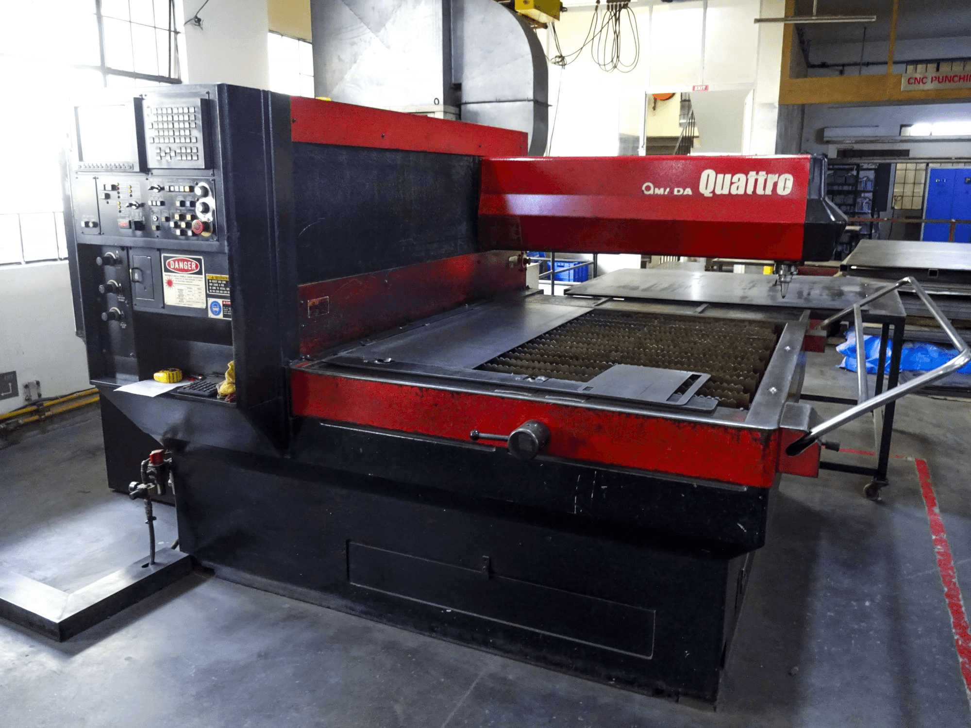 Frontansicht der AMADA Quattro AF1000E Maschine